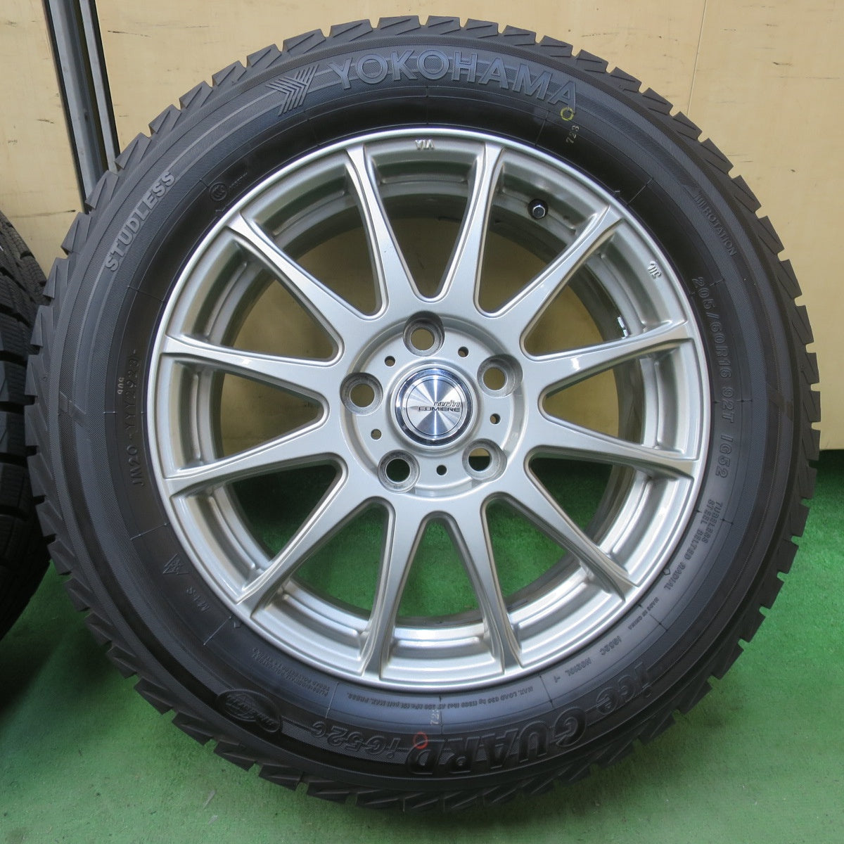 バリ溝！23年！キレイ！ほぼ10分★スタッドレス 205/60R16 ヨコハマ アイスガード iG52C ravrion LUMIERE ラブリオン 16インチ PCD114.3/5H★6022801イス