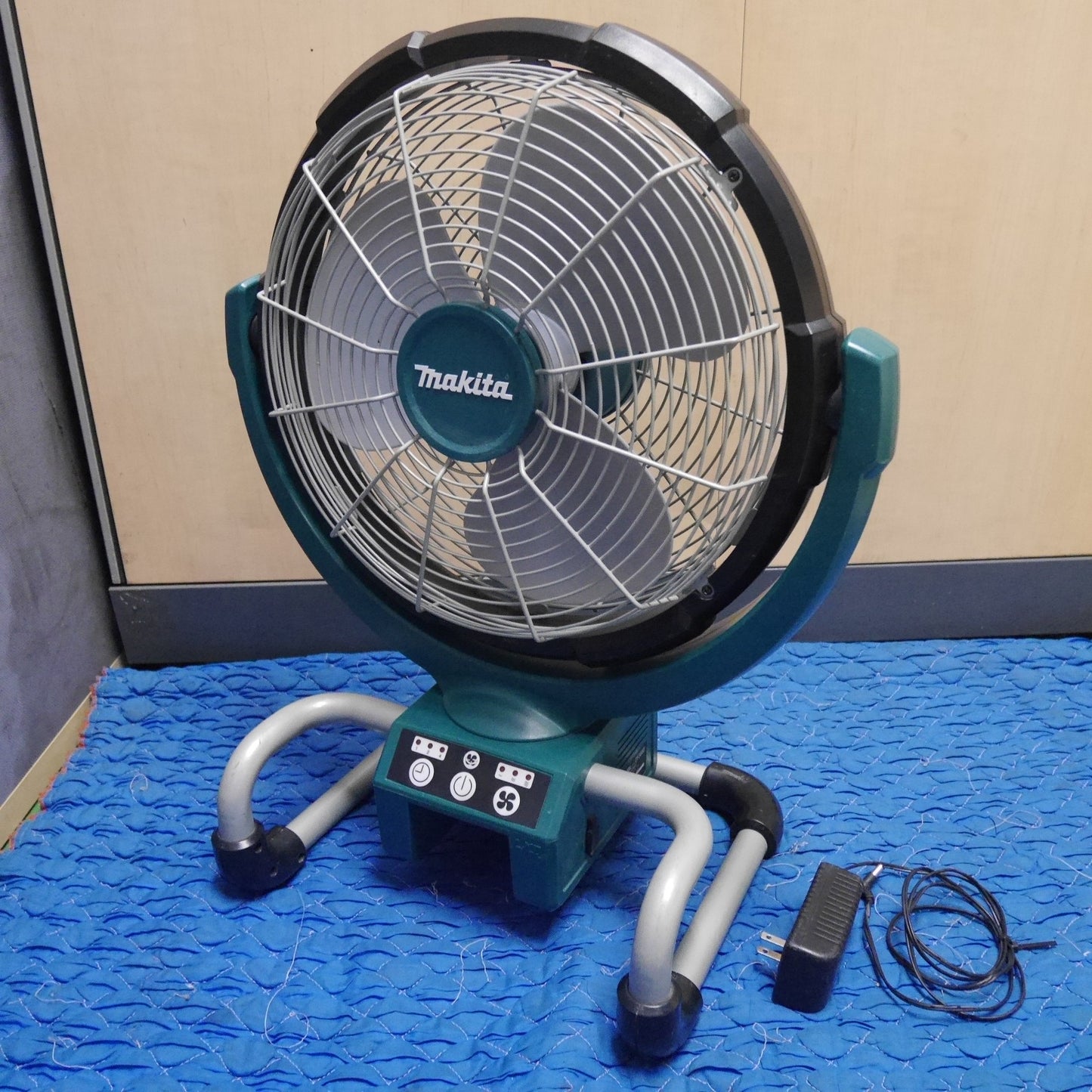 [送料無料] ☆マキタ 充電式 産業扇 CF300D 羽根径 330mm 扇風機 現場 作業 用 makita 本体のみ☆