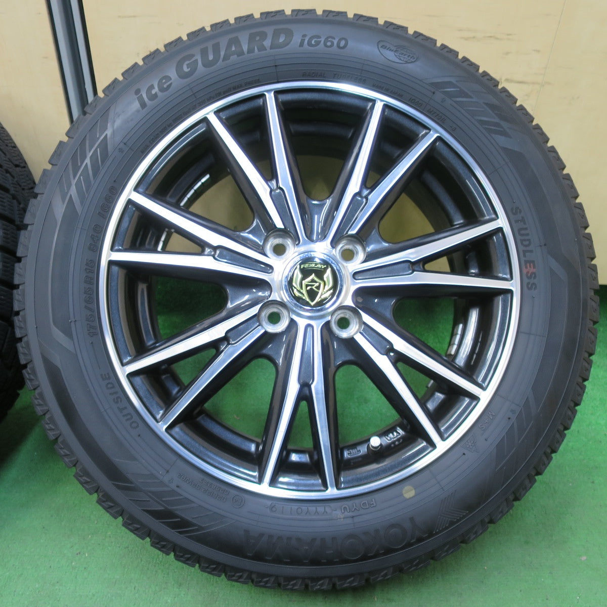 [送料無料] バリ溝！9分★スタッドレス 175/65R15 ヨコハマ アイスガード iG60 RiZLEY ライツレー 15インチ PCD100/4H★5011315イス