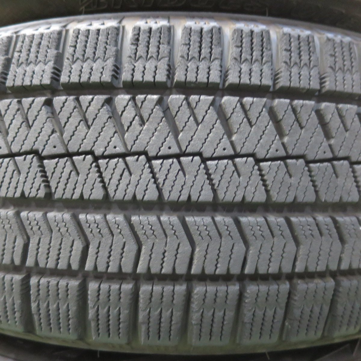 [送料無料] バリ溝！キレイ！9.5分★スタッドレス 205/60R16 ブリヂストン ブリザック VRX2 ECO FORME エコフォルム 16インチ PCD114.3/5H★5032914イス
