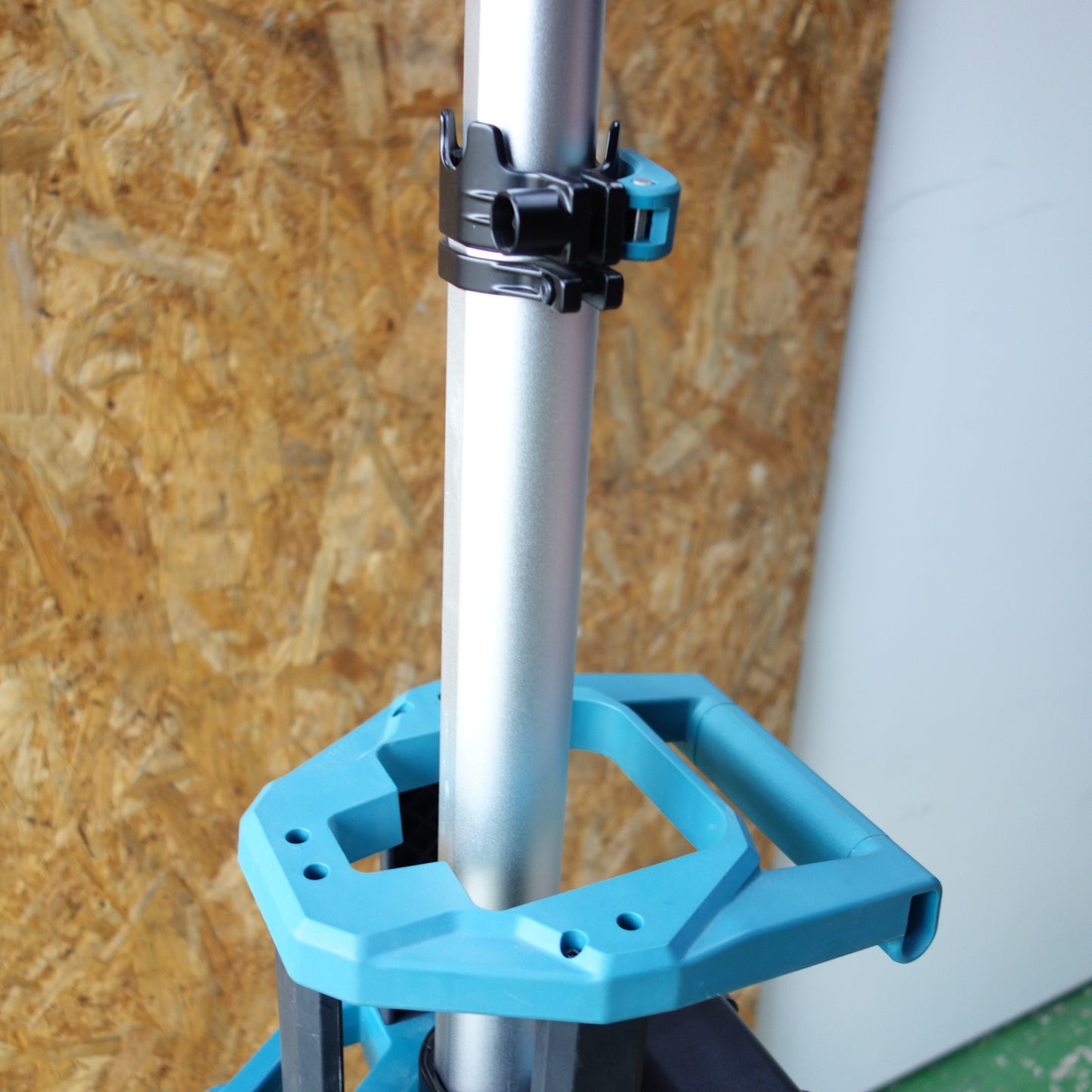 [送料無料] キレイ◆makita マキタ 充電式タワーライト ML814 投光器 照明 専用ショルダーバッグ付 本体のみ◆