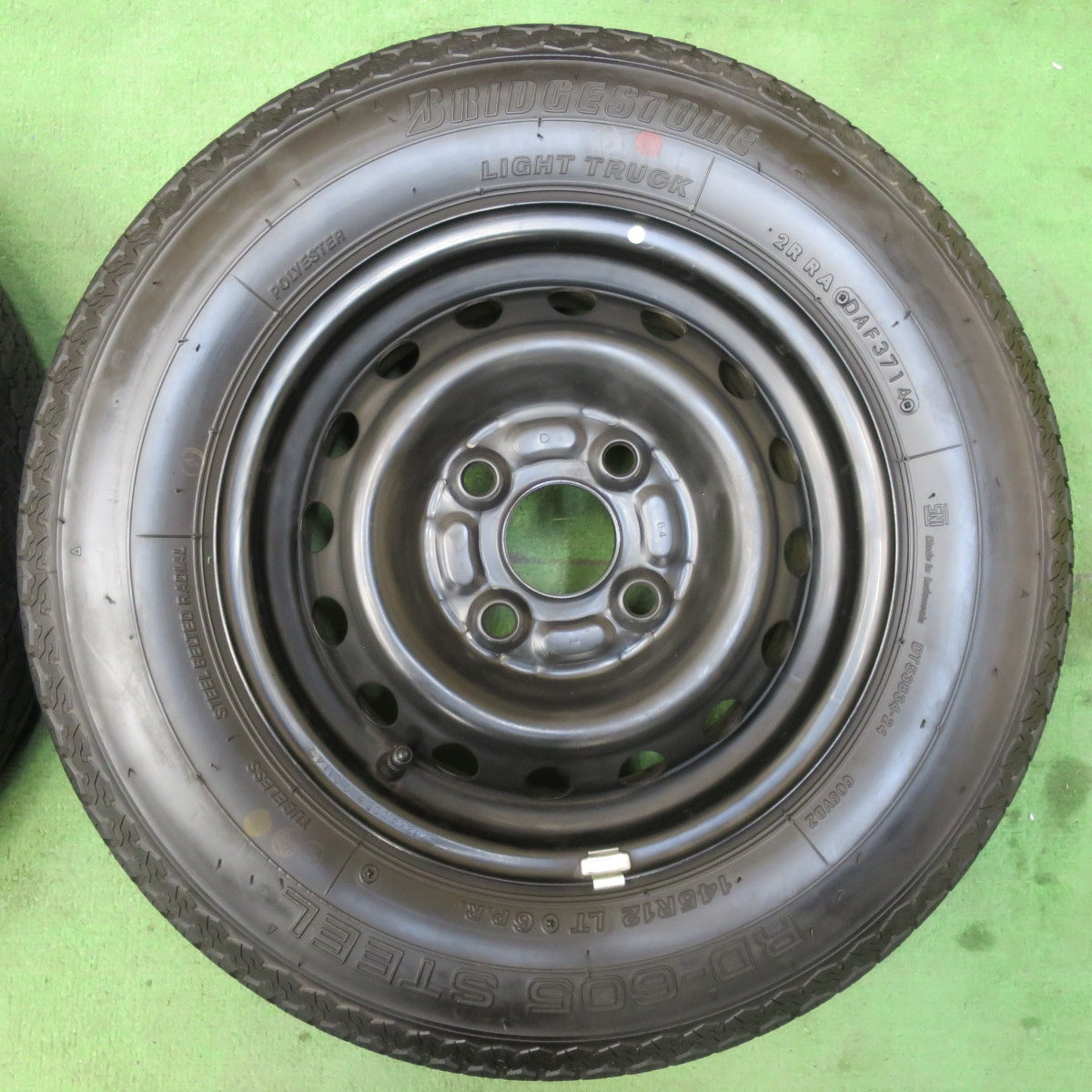 [送料無料] バリ溝！キレイ！9.5分★ダイハツ ハイゼット アトレー 等 純正 スチール 145R12 LT 6PR ブリヂストン RD-605 STEEL 12インチ PCD100/4H★5022716イノ