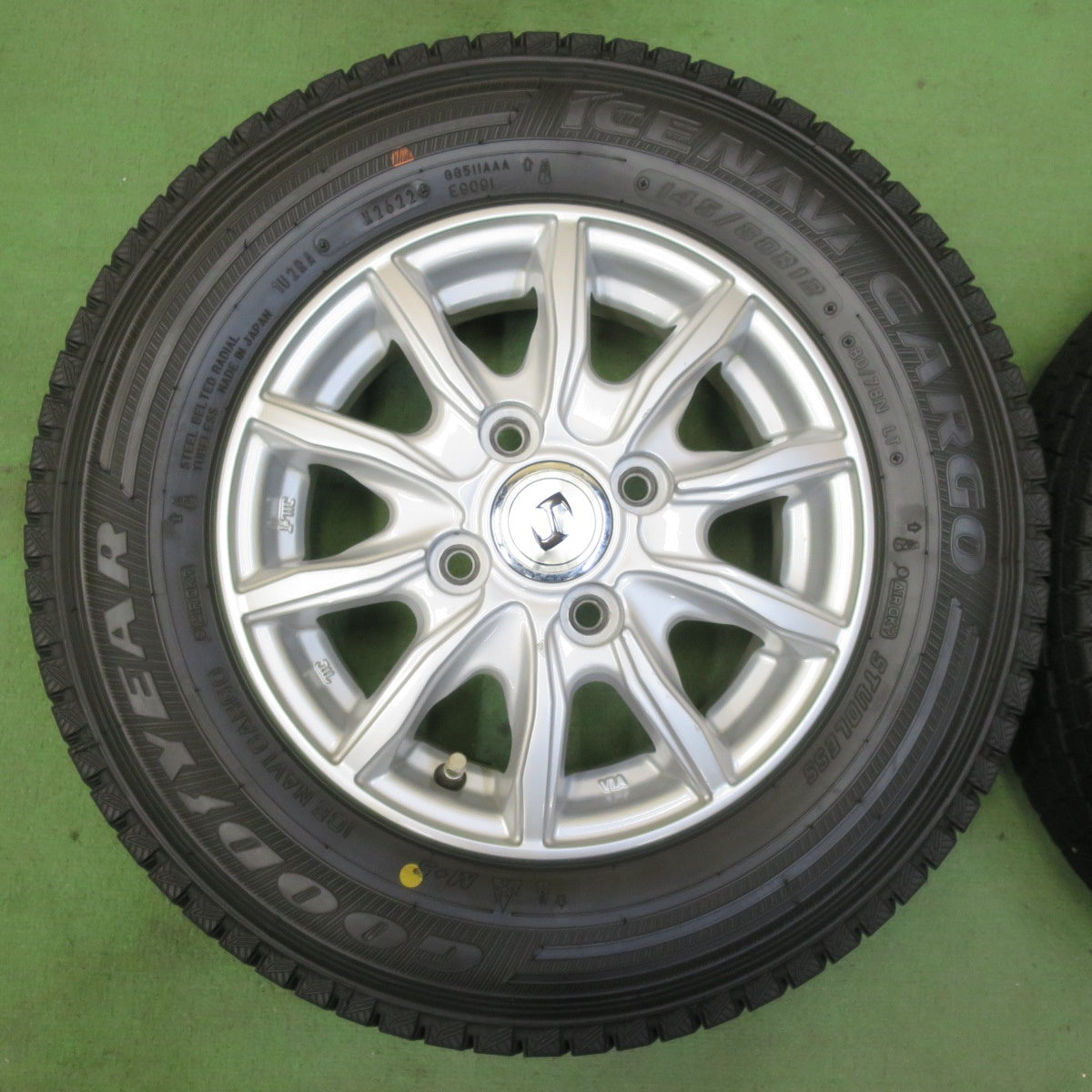 バリ溝！22年！キレイ！9.5分以上★スタッドレス 145/80R12 80/78N グッドイヤー アイスナビ カーゴ 社外 アルミ 12インチ PCD100/4H★5082301イス