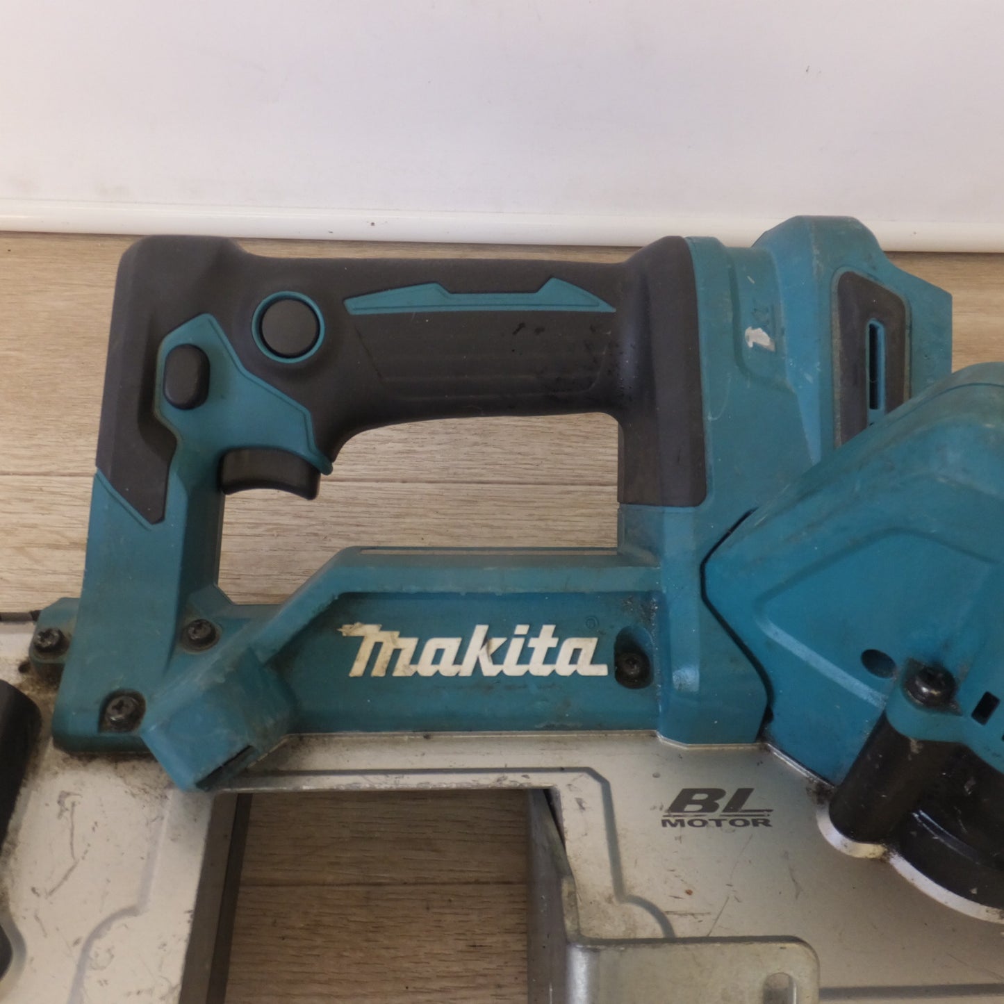 [送料無料] ★マキタ makita 充電式ポータブルバンドソー PB183D 18V 本体のみ★