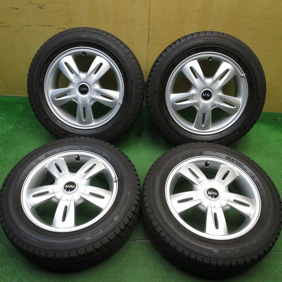 バリ溝！ほぼ10分★MINI ミニ クーパー 純正 175/65R15 スタッドレス グッドイヤー アイスナビ NH 15インチ PCD100/4H★5030511Hス