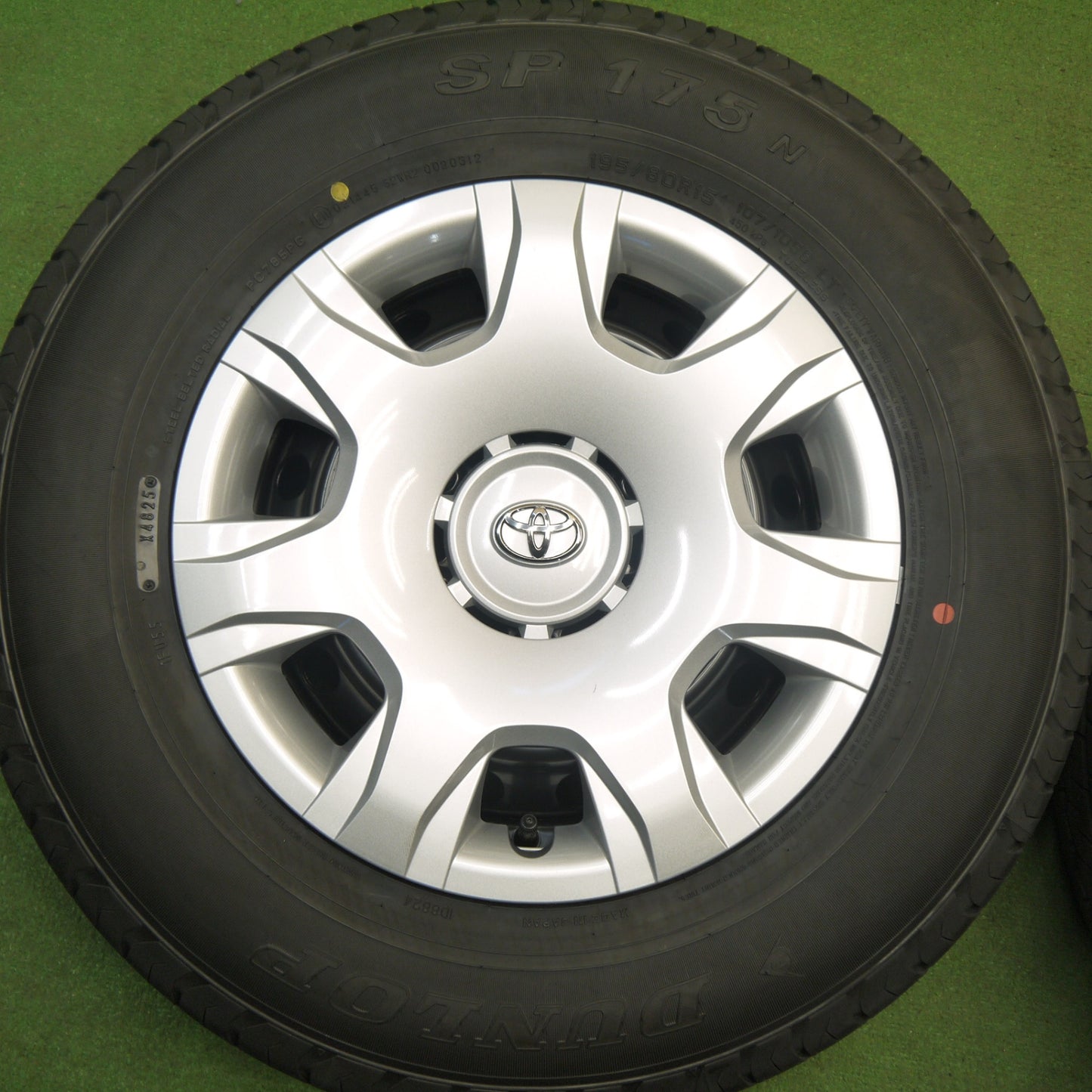 新車外し！25年★トヨタ 200系 ハイエース 純正 スチール 195/80R15 107/105S ダンロップ SP175N 15インチ PCD139.7/6H★6020912Hノ