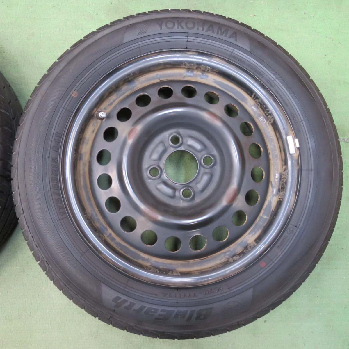 バリ溝！24年！8.5分★日産 キューブ 純正 スチール 175/65R15 ヨコハマ ブルーアース AE01F 15インチ PCD100/4H★6041510イノ