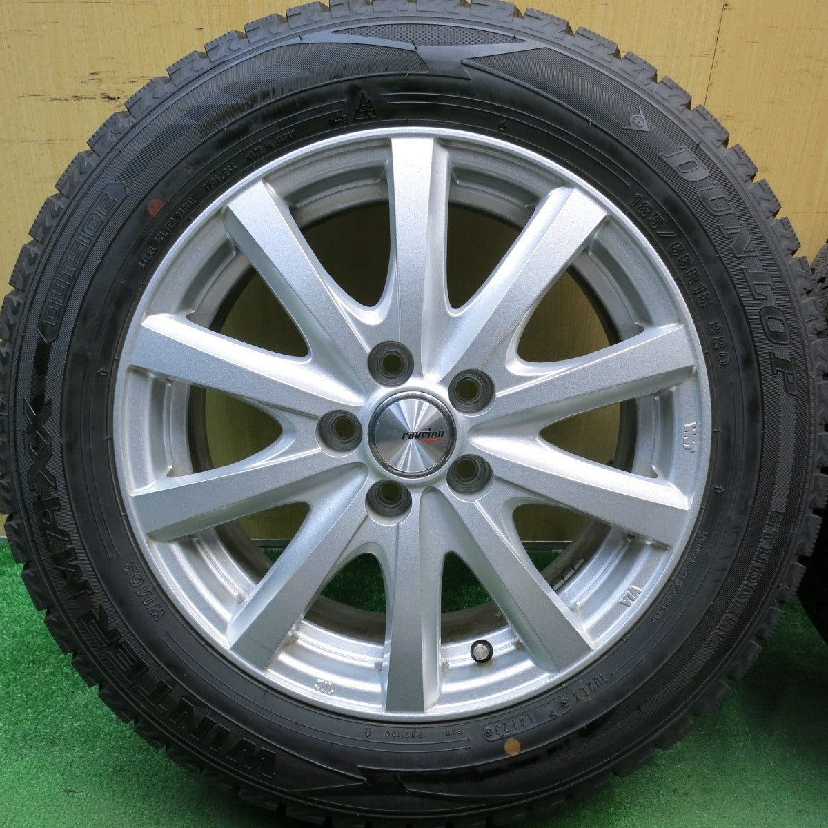 バリ溝！23年！キレイ！9.5分★プリウス 等 185/65R15 スタッドレス ダンロップ ウインターマックス WM02 ravrion RS01 ラブリオン 15インチ PCD100/5H★5072701HAス