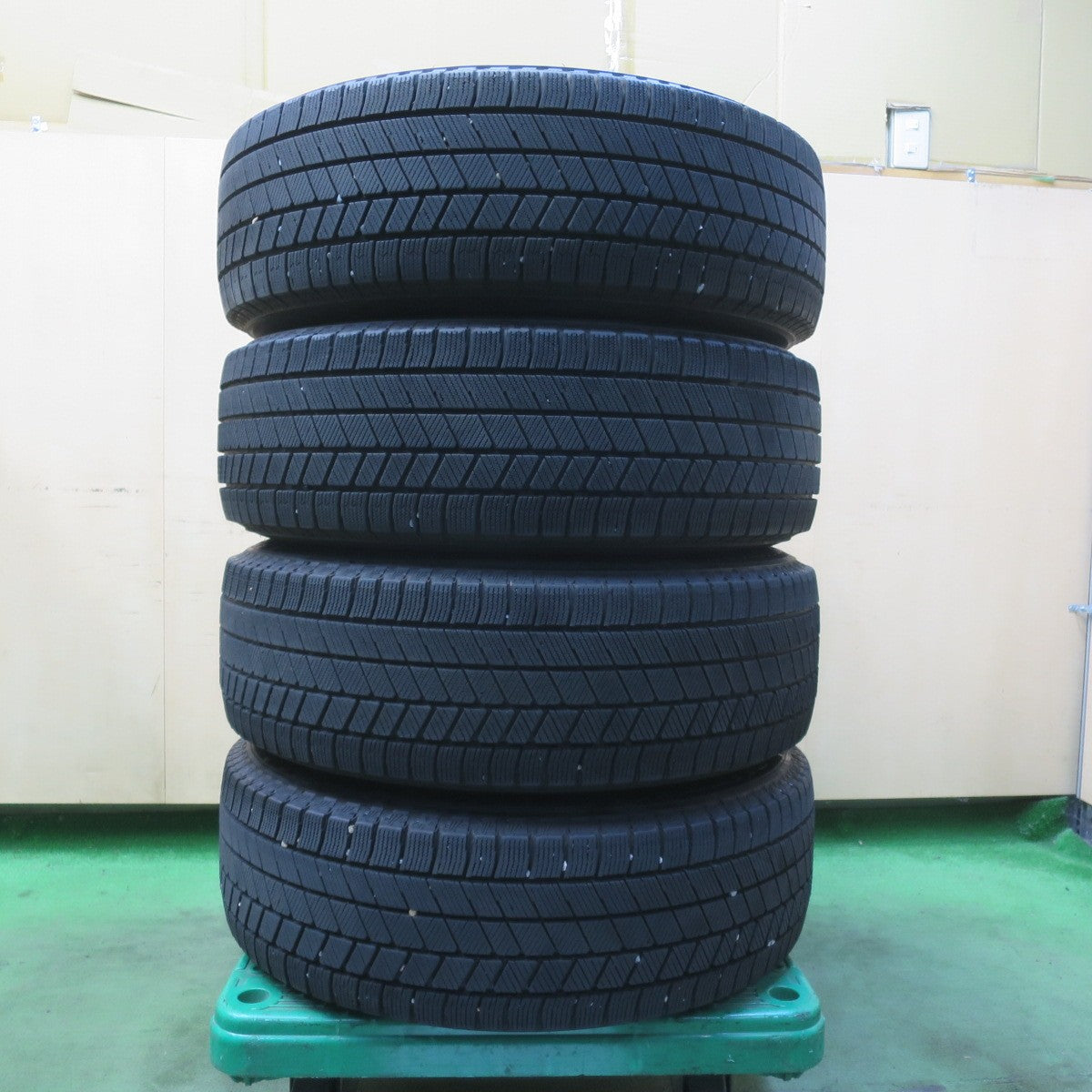 バリ溝！キレイ！9.5分★スタッドレス 205/65R16 ブリヂストン ブリザック VRX3 TOPRUN トップラン 16インチ PCD114.3/5H★6050803イス