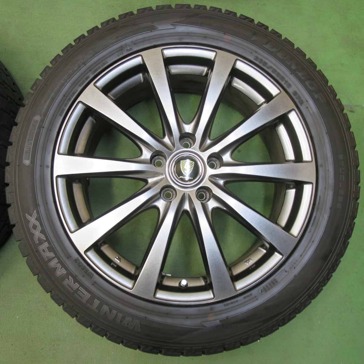 バリ溝！キレイ！9.5分★スタッドレス 235/50R18 ダンロップ ウインターマックス WM02 MANARAY SPORT マナレイ スポーツ 18インチ PCD114.3/5H★5110503イス