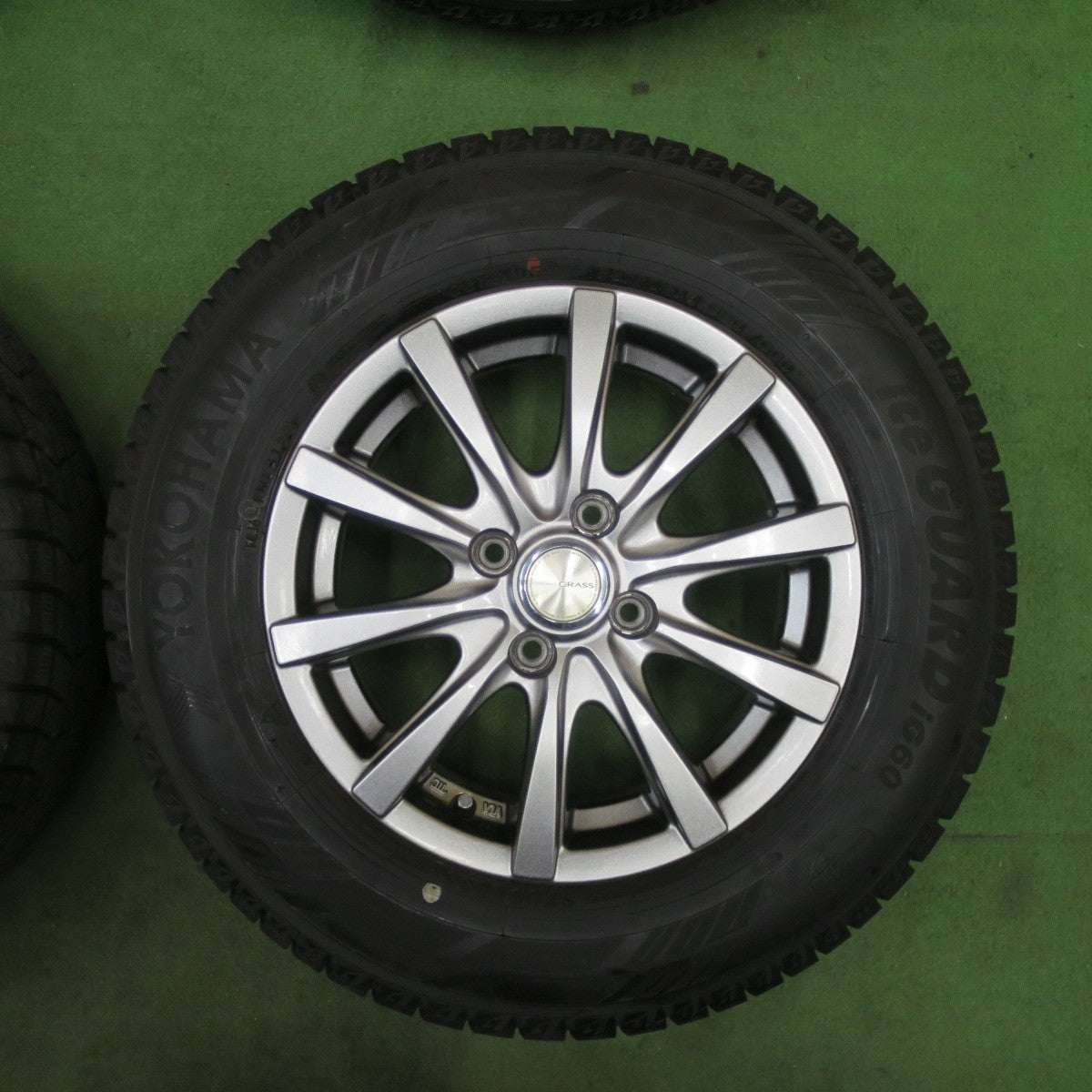 バリ溝！23年！キレイ！9.5分★スタッドレス 185/70R14 ヨコハマ アイスガード iG60 GRASS グラス 14インチ PCD100/4H★6021501TTス