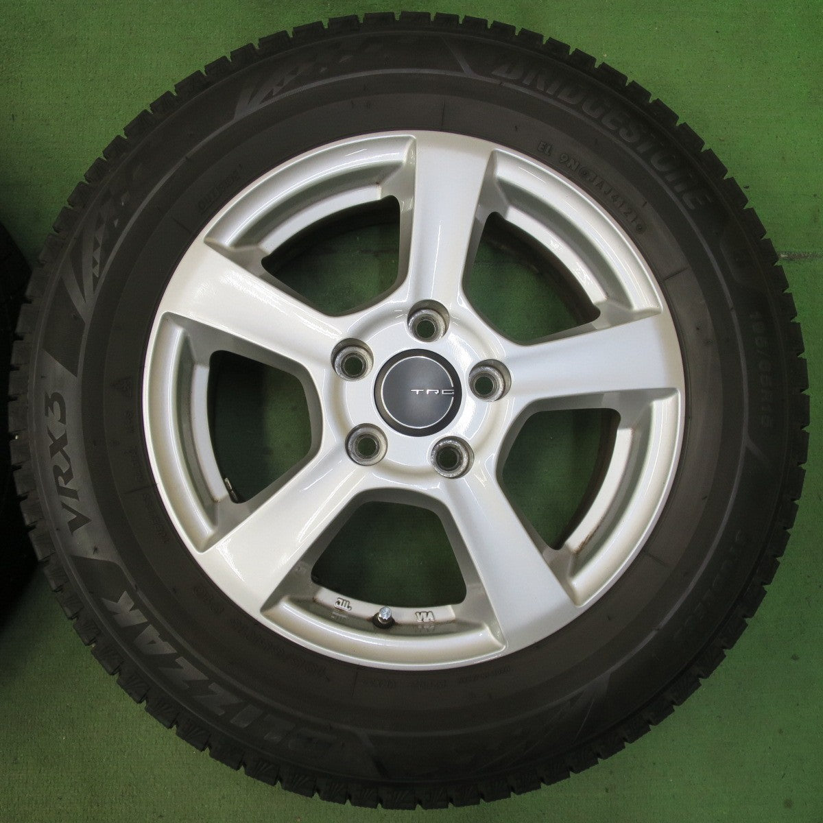 バリ溝！21年！キレイ！8.5分★アウディ ワーゲン 等 TRG 195/65R15 スタッドレス ブリヂストン ブリザック VRX3 15インチ PCD112/5H★5100703イス