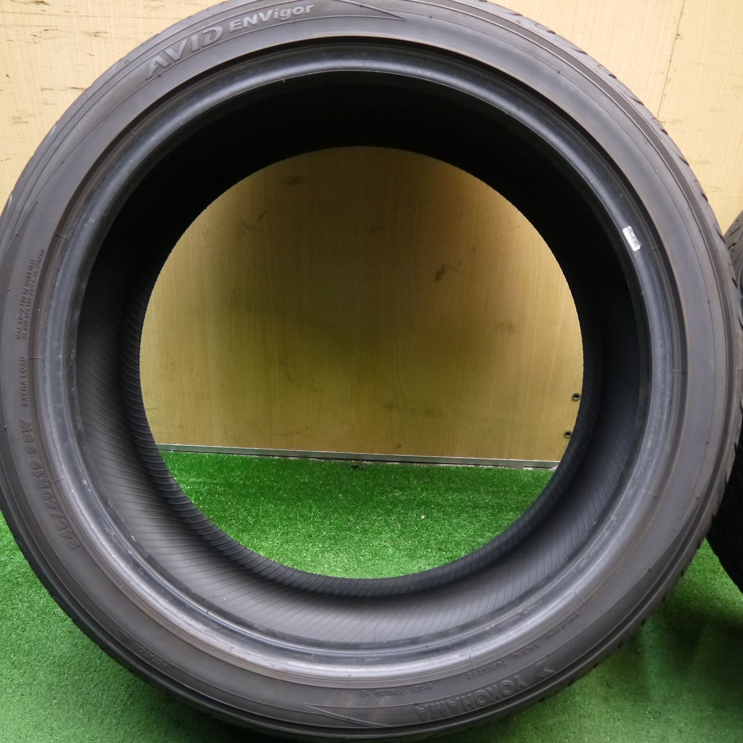 バリ溝！24年！9.5分★245/40R19 ヨコハマ AVID ENVigor タイヤ エンビガー 19インチ アルファード ヴェルファイア 等★5062305Hノタ