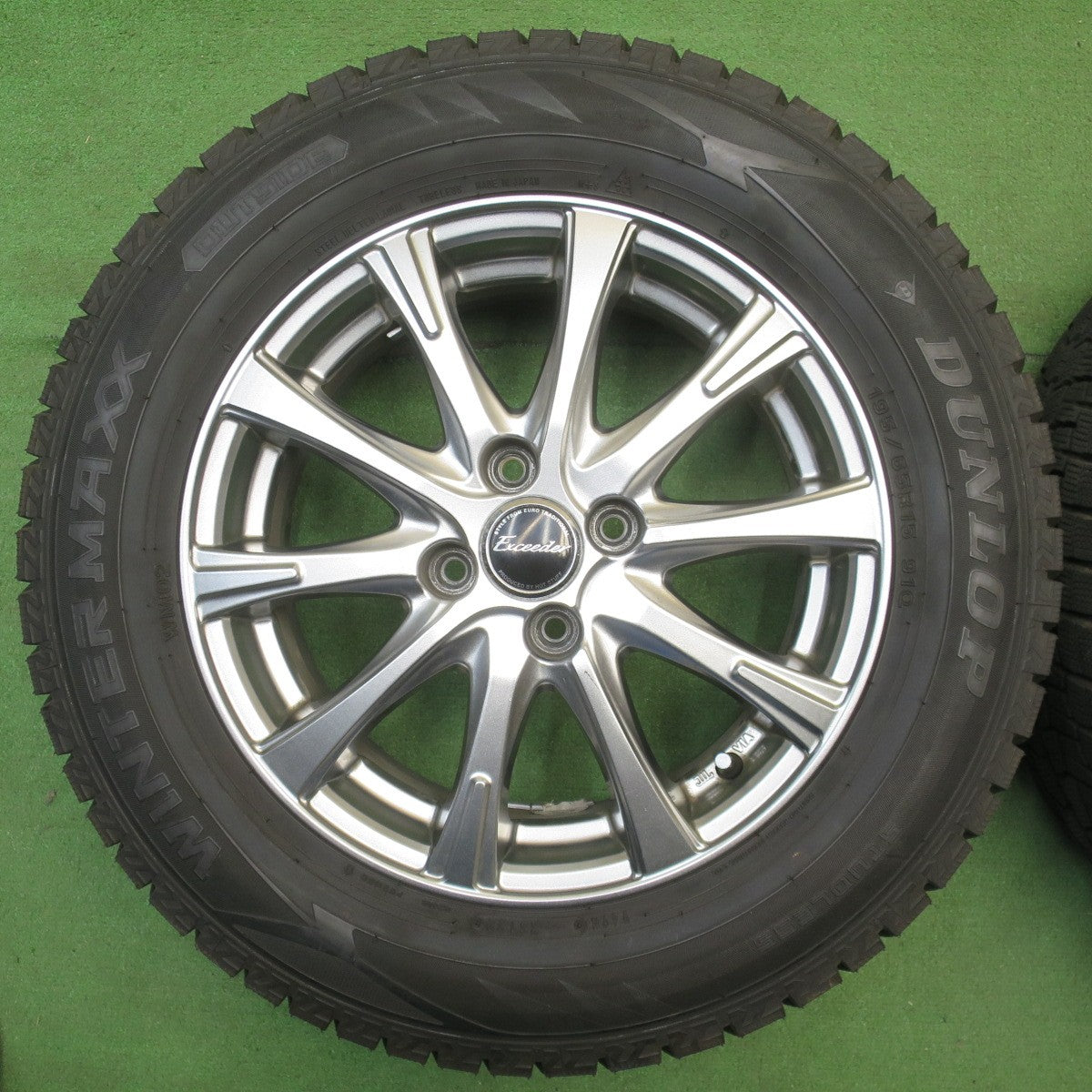 バリ溝！22年！キレイ！9.5分以上★スタッドレス 195/65R15 ダンロップ ウインターマックス WM02 Exceeder エクシーダー 15インチ PCD100/4H★6042403NJス