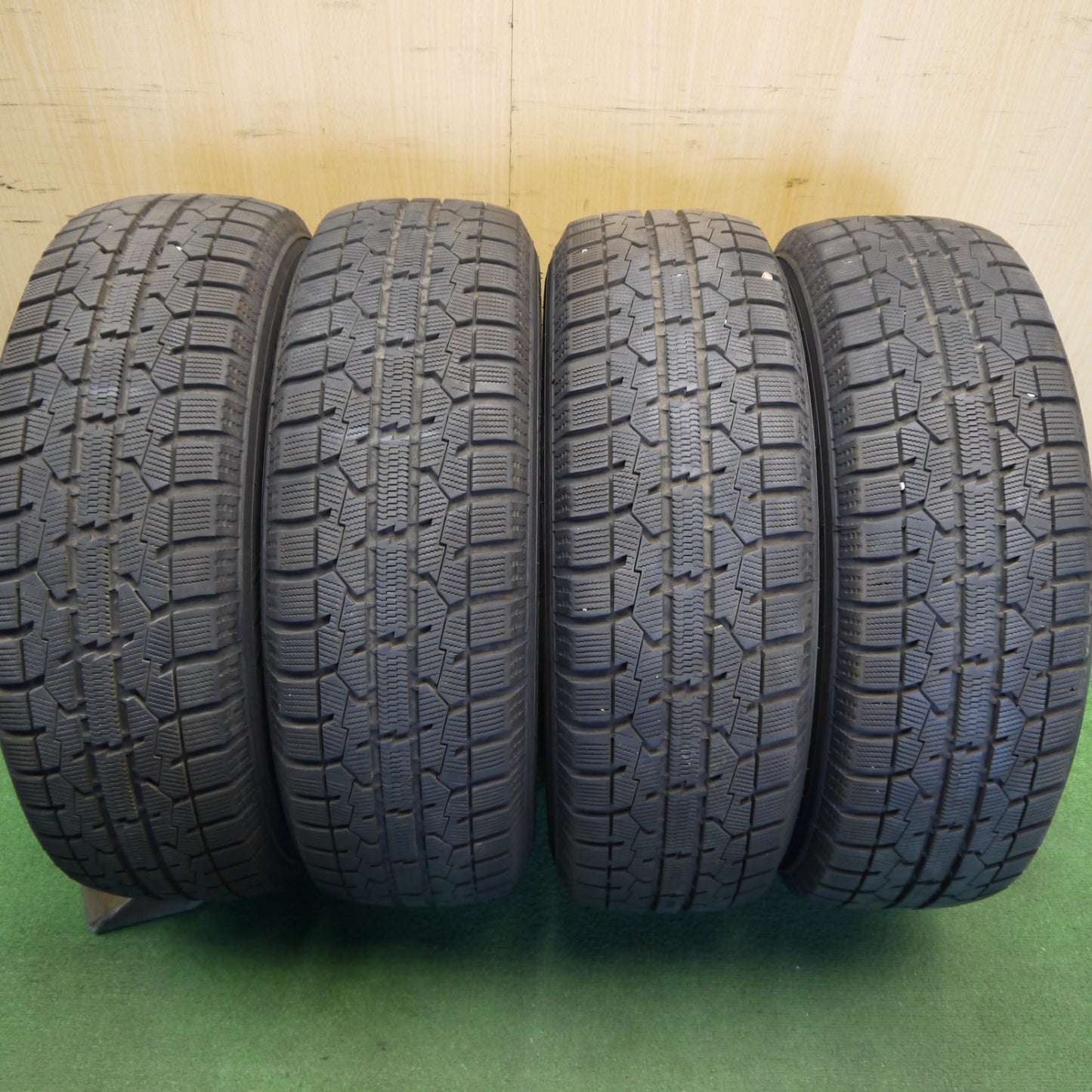バリ溝！キレイ！9.5分★プリウス 等 195/65R15 スタッドレス トーヨー オブザーブ ガリット GIZ ravrion RS01 ラブリオン 15インチ PCD100/5H★6042811Hス