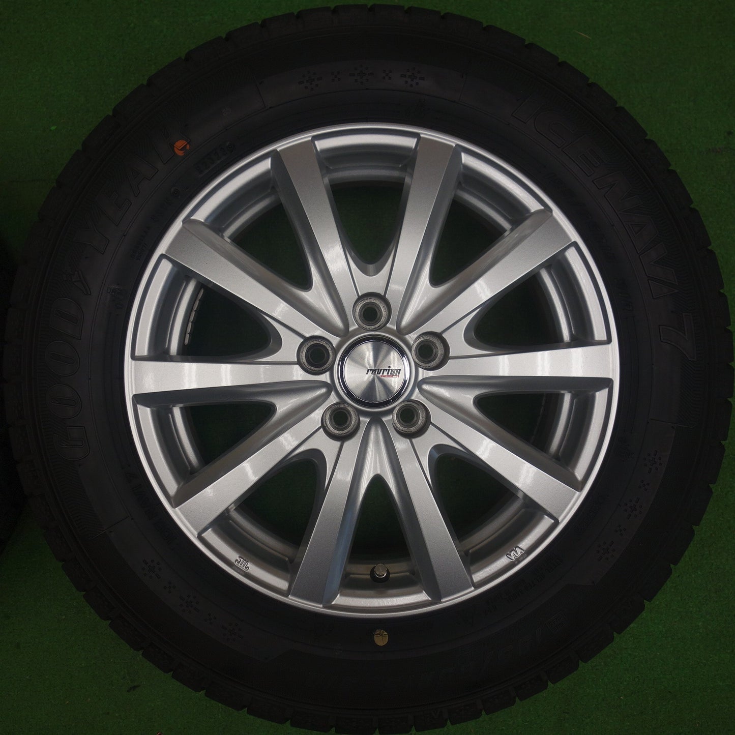 バリ溝！22年！キレイ！9.5分★プリウス 等 195/65R15 スタッドレス グッドイヤー アイスナビ7 ravrion RS01 ラブリオン 15インチ PCD100/5H★6051803KTス