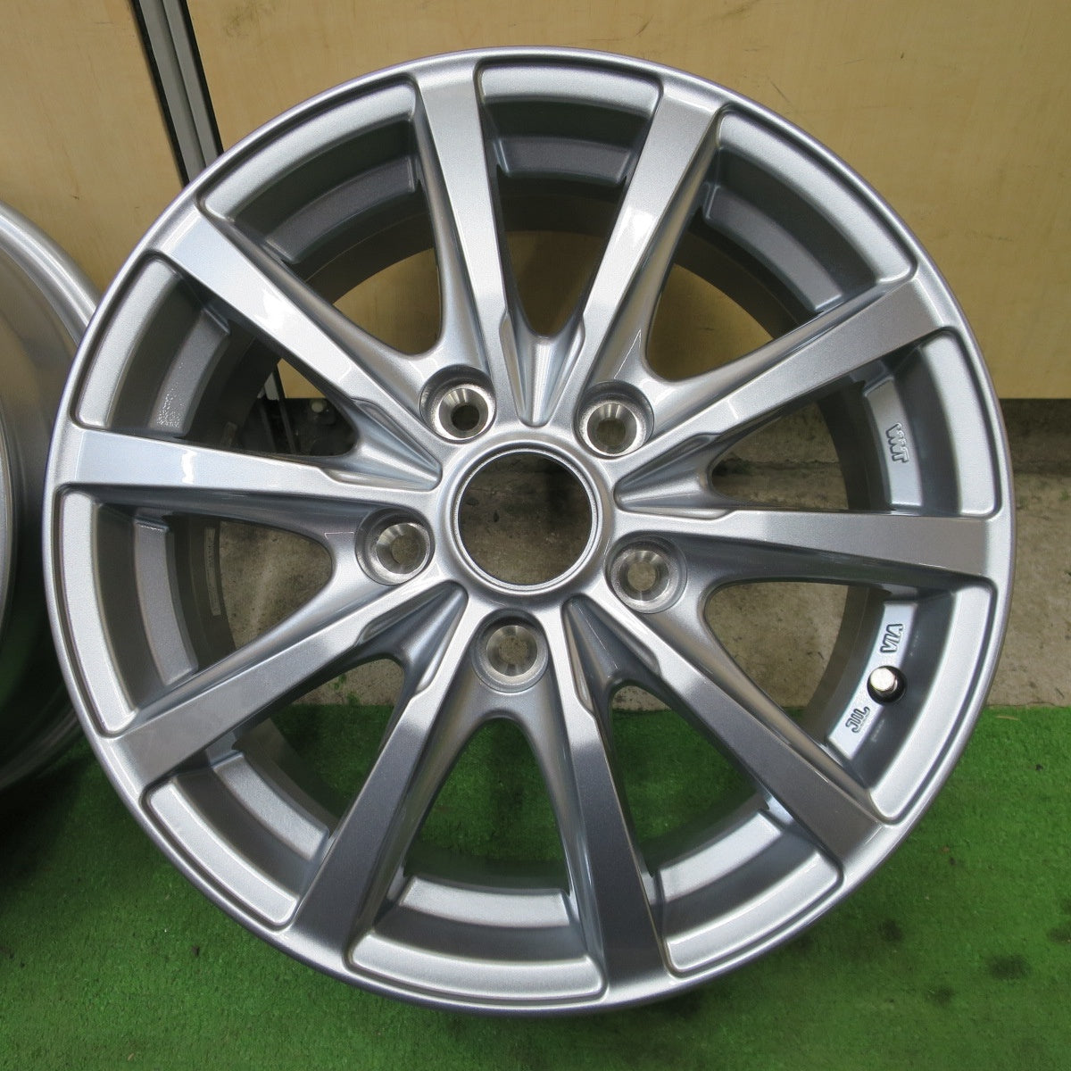 未使用！エンブレム付き★BALMINUM LS10 バルミナ 15インチ ホイール 15×6J PCD114.3/5H★6060903NGホ