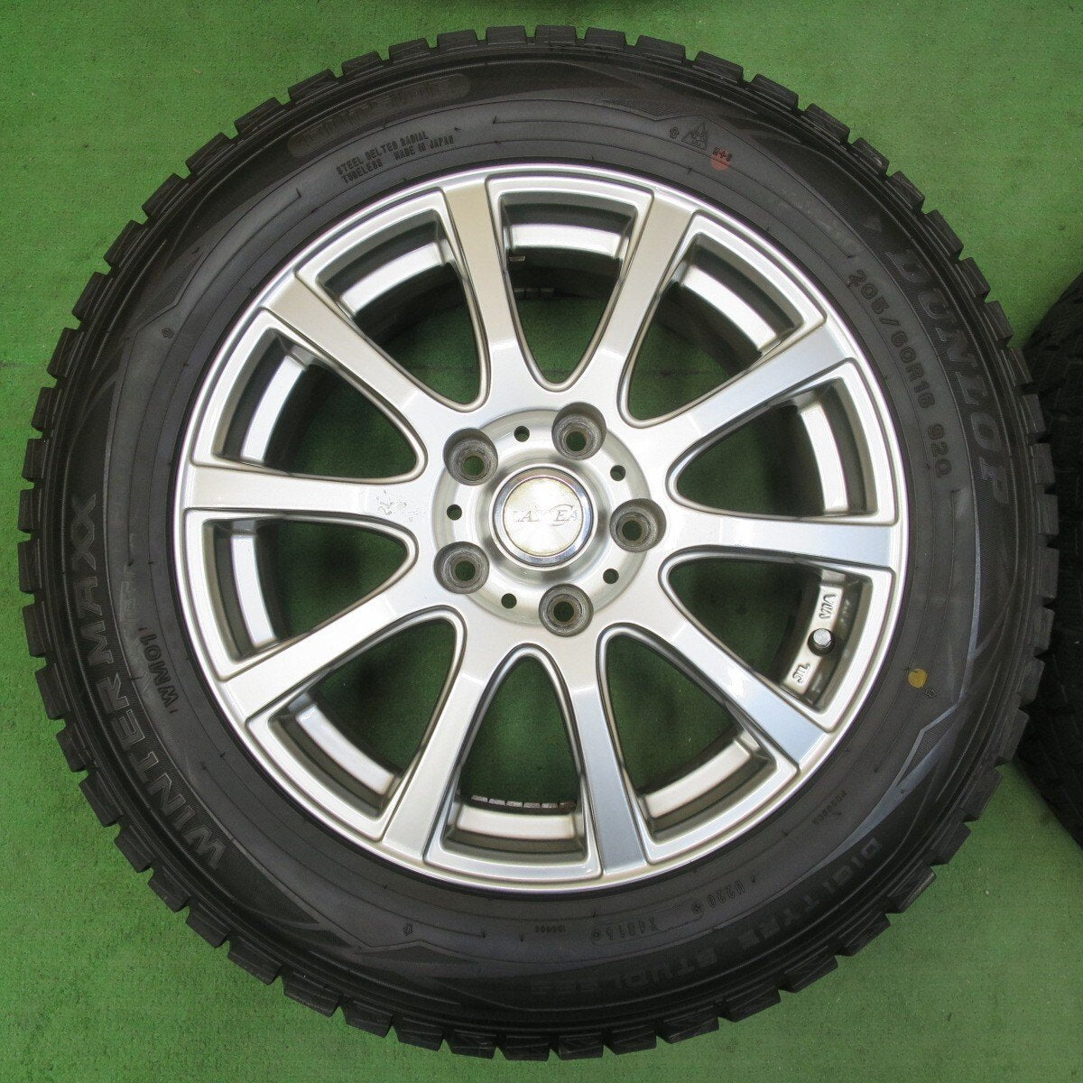 バリ溝！9.5分★スタッドレス 205/60R16 ダンロップ ウインターマックス WM01 LAYCEA レイシア 16インチ PCD114.3/5H★5022705イス