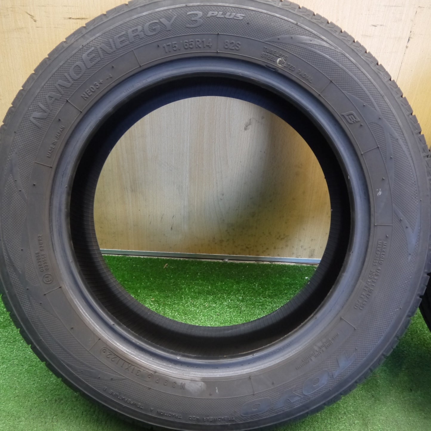 バリ溝！22年！9.5分★175/65R14 トーヨー ナノエナジー3 プラス タイヤ 14インチ ヴィッツ フィット キューブ デミオ 等★6061512Hノタ