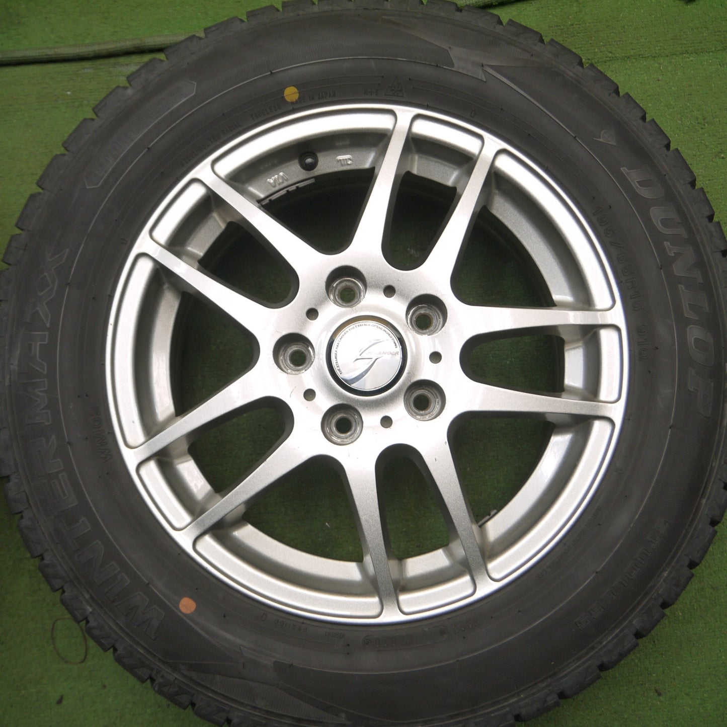 *送料無料* バリ溝！20年！9.5分★スタッドレス 195/65R15 ダンロップ ウインターマックス WM02 STRANGER ストレンジャー 15インチ PCD114.3/5H★4040814Hス