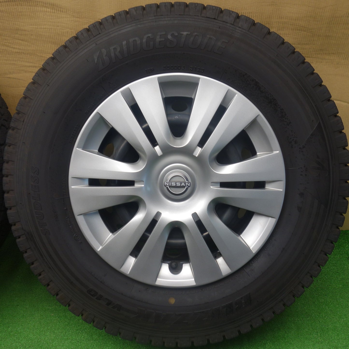 バリ溝！25年！キレイ！9.5分◎日産 キャラバン 純正 スチール 195/80R15 107/105N スタッドレス ブリヂストン ブリザック VL10 15インチ PCD139.7/6H◎6070501KTス