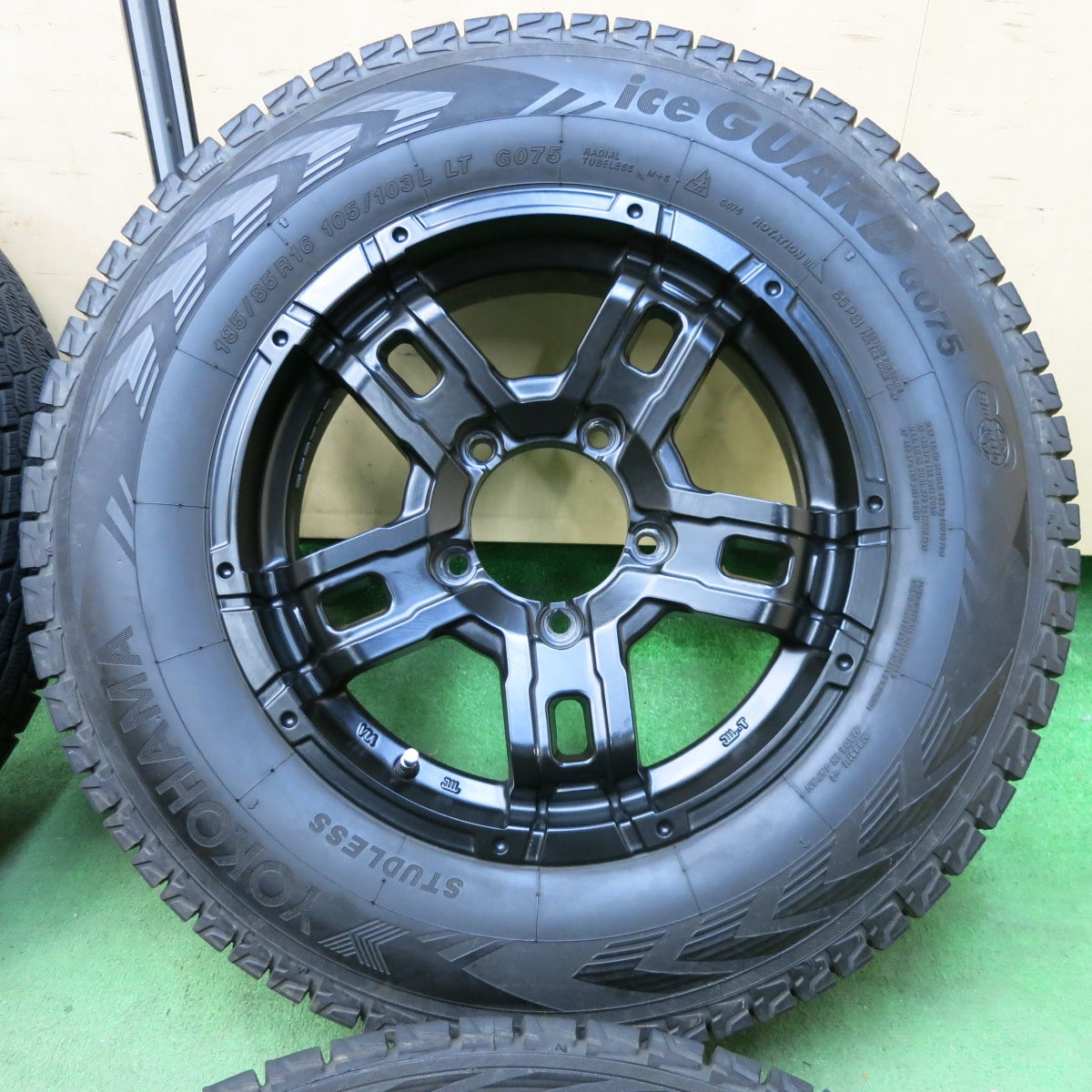 [送料無料] バリ溝！21年！キレイ！9.5分★ジムニー 等 185/85R16 105/103L スタッドレス ヨコハマ アイスガード G075 社外 アルミ 16インチ PCD139.7/5H★5010809SYス