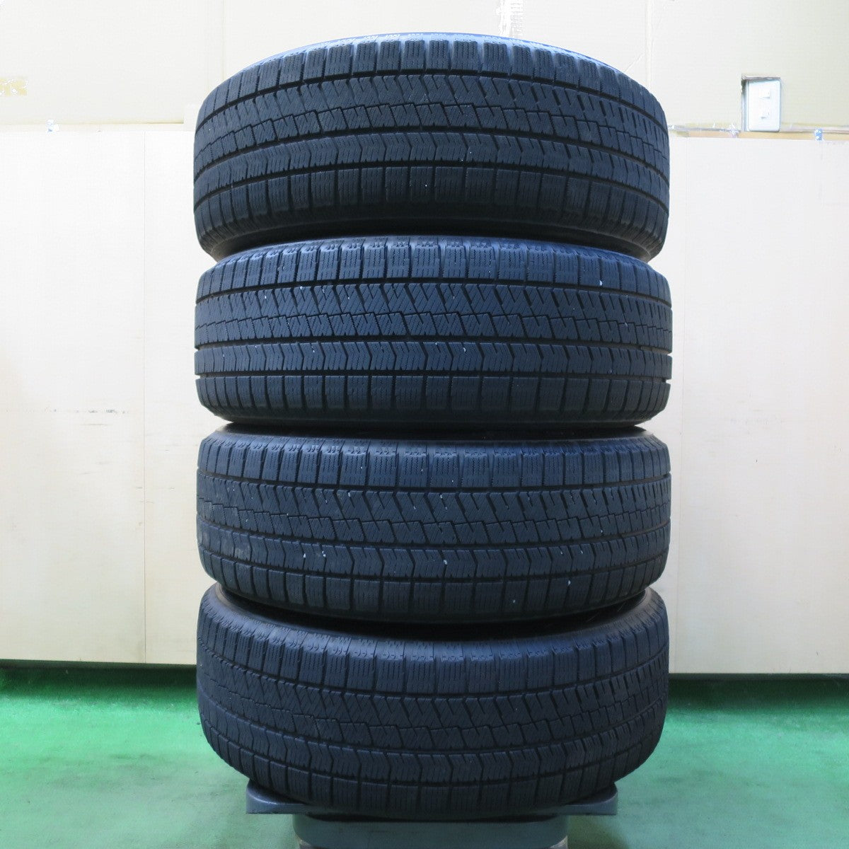 キレイ！22年★スタッドレス 215/60R17 ブリヂストン ブリザック VRX2 BALMINUM バルミナ 17インチ PCD114.3/5H★5081806イス