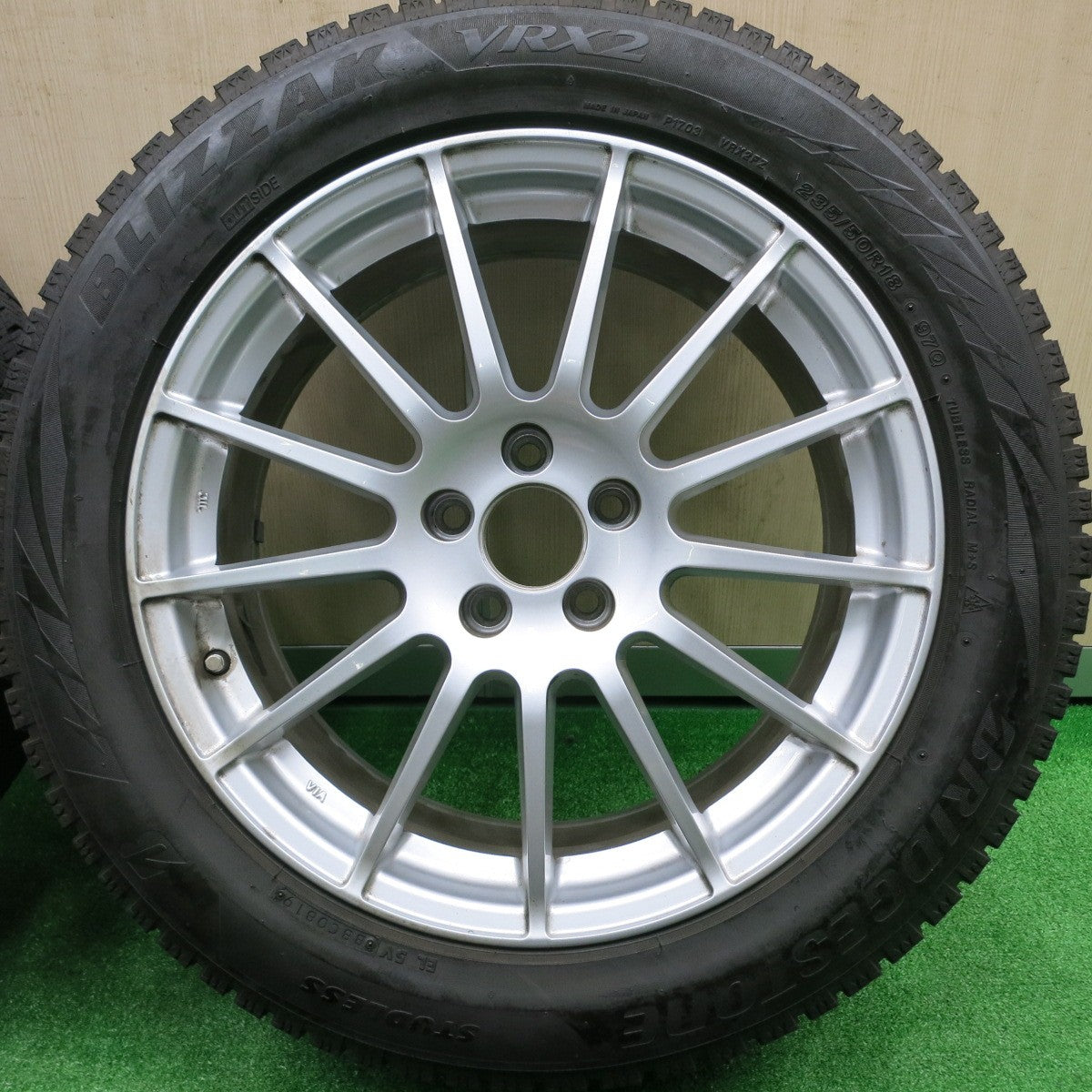 [送料無料] バリ溝！キレイ！8.5分★ボルボ 等 235/50R18 スタッドレス ブリヂストン ブリザック VRX2 IRVINE アーヴィン 18インチ PCD108/5H★4092001HAス