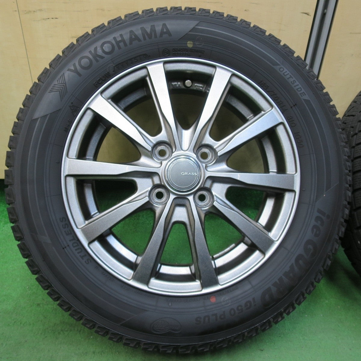 バリ溝！キレイ！8.5分★スタッドレス 165/70R14 ヨコハマ アイスガード iG50 プラス GRASS グラス 14インチ PCD100/4H★5012009イス