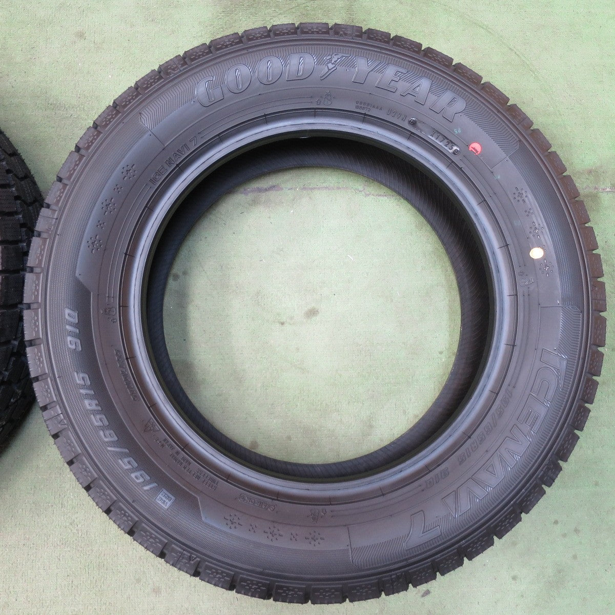 未使用！25年★スタッドレス 195/65R15 グッドイヤー アイスナビ7 タイヤ 15インチ プリウス ノア ヴォクシー 等★6022102イスタ
