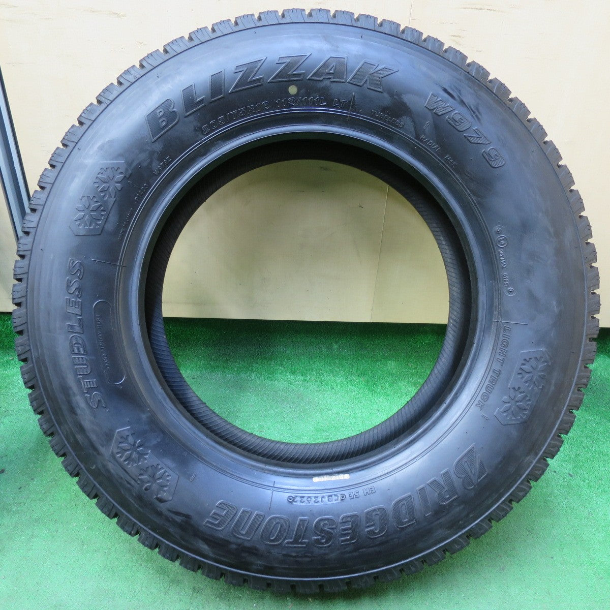 [送料無料] バリ溝！22年！8.5分★トラック タイヤ 205/75R16 113/111L スタッドレス ブリヂストン ブリザック W979 16インチ★4092808イスタ