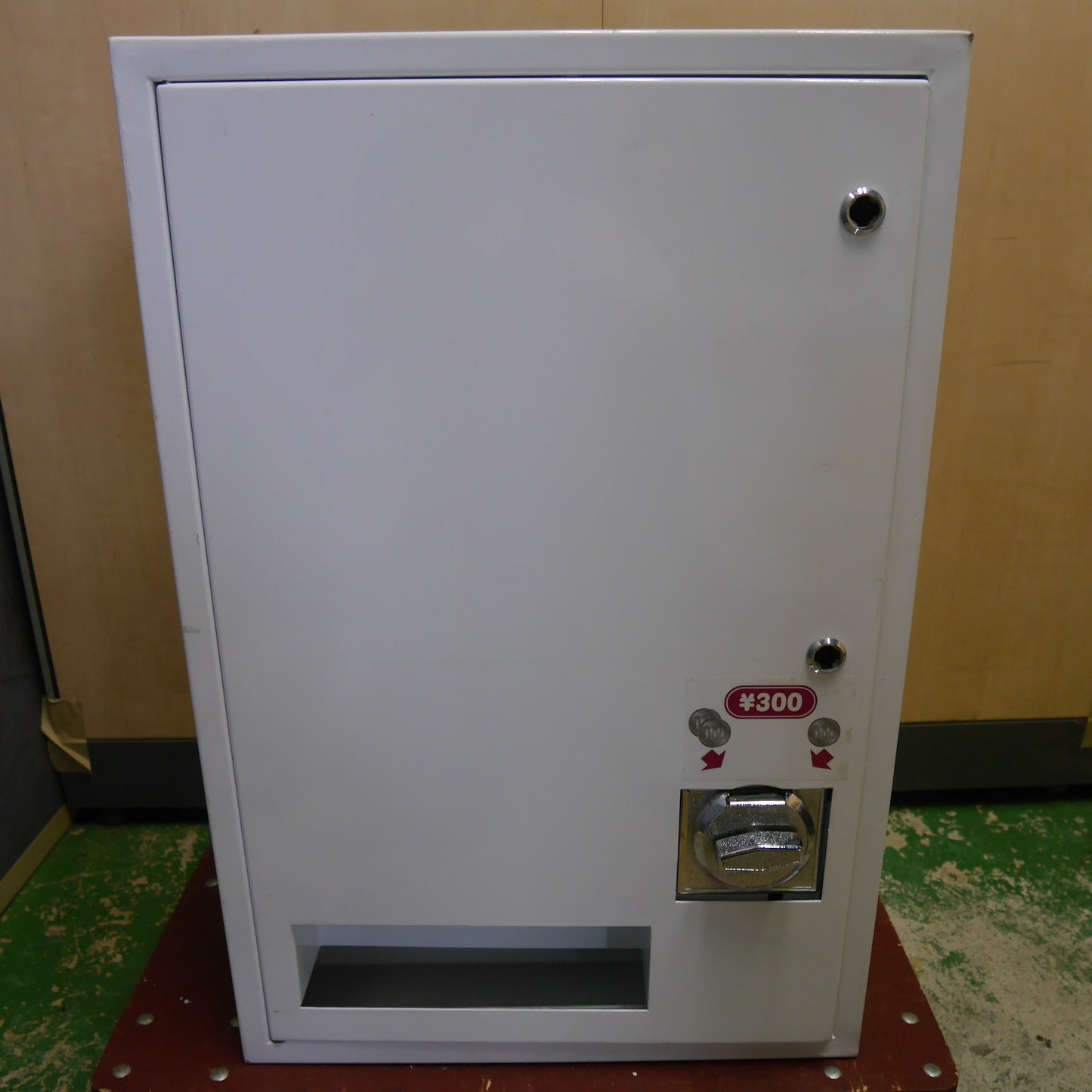 [送料無料] ☆手動式 自動 販売機 トレカ BOX トレーディング カード ボックス 自販機 ガチャ ガチャ メーカー 型式 不明 ジャンク品③☆