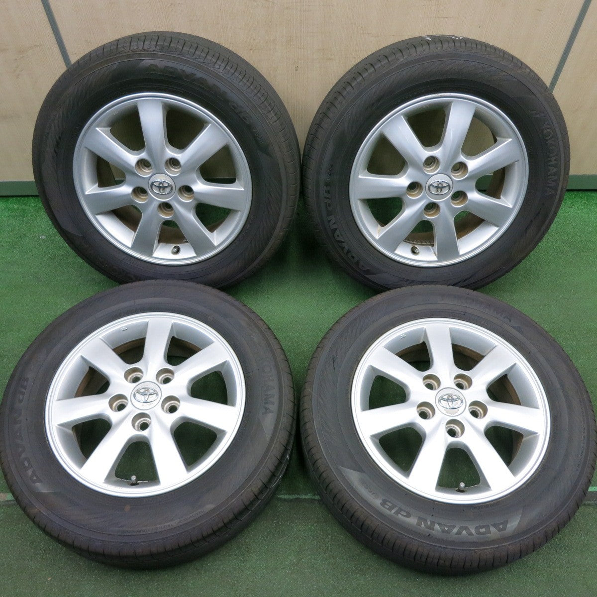 *送料無料* バリ溝！22年！9.5分★トヨタ アイシス 純正 195/65R15 ヨコハマ アドバン dB V552 15インチ PCD114.3/5H★4032404HAノ