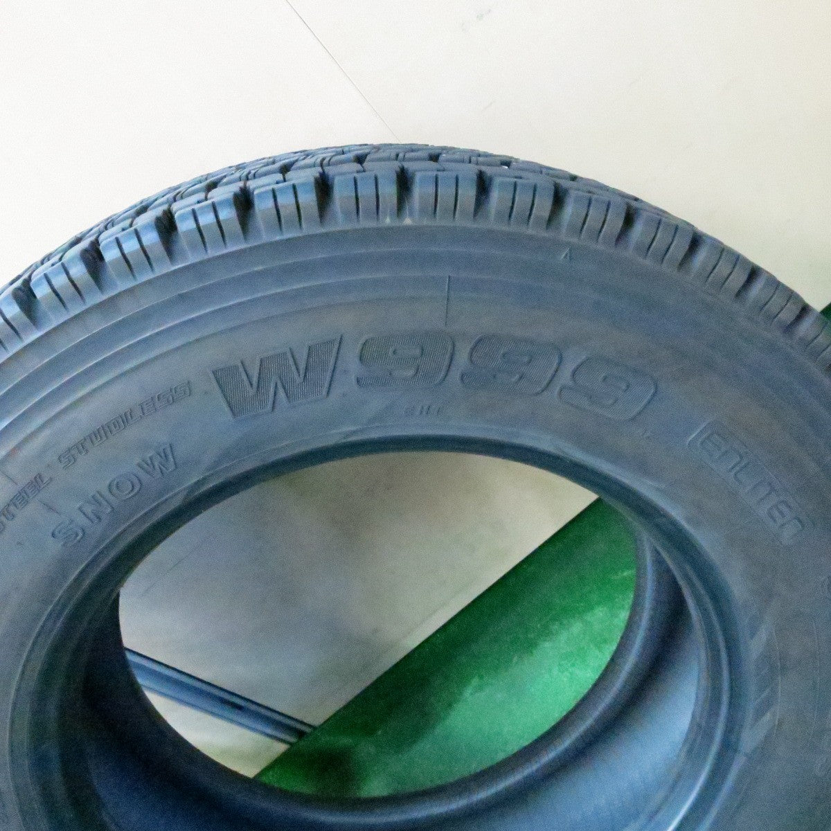 *送料無料* バリ溝！23年！9.5分★トラック タイヤ 245/70R19.5 136/134J スタッドレス ブリヂストン W999 19.5インチ★4050409ナス