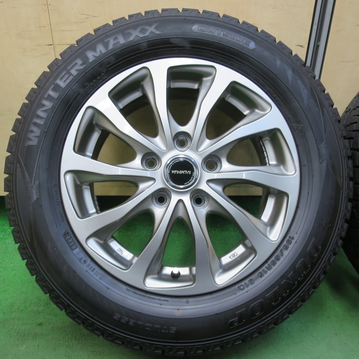 [送料無料] バリ溝！23年！キレイ！ほぼ10分★スタッドレス 195/65R15 ダンロップ ウインターマックス WM02 BALMINUM バルミナ 15インチ PCD114.3/5H★5022604イス