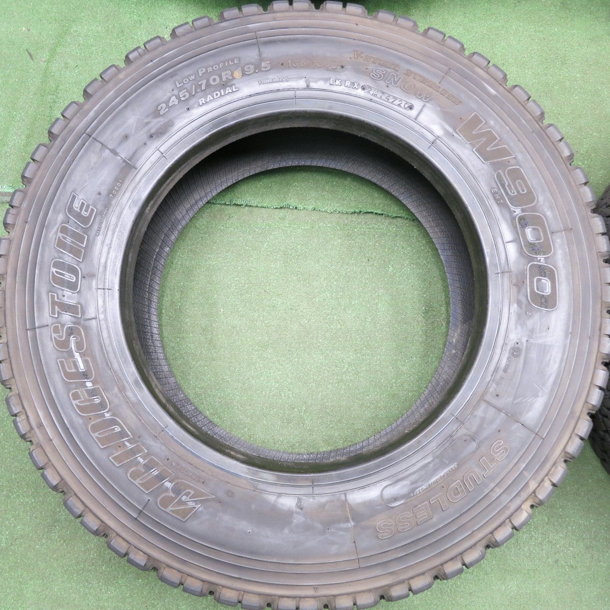 *送料無料* バリ溝！22年！8.5分★トラック タイヤ 245/70R19.5 136/134J スタッドレス ブリヂストン W900 19.5インチ★4071015HAスタ