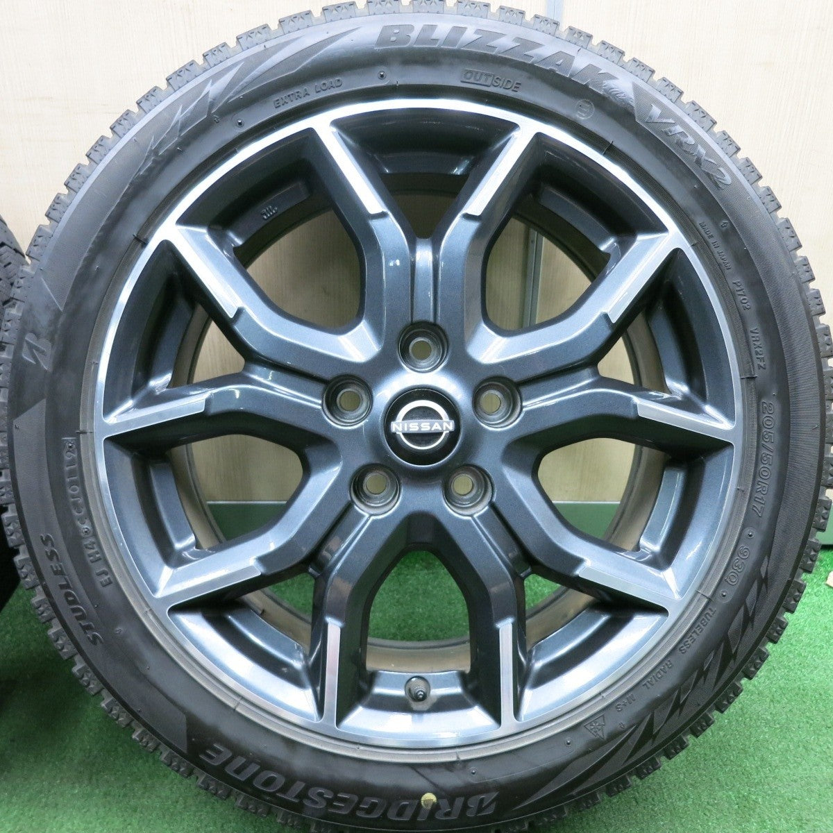 バリ溝！キレイ！9.5分★日産 C27 セレナ ニスモ 純正 205/50R17 スタッドレス ブリヂストン VRX2 PCD114.3/5H★4050601HAス