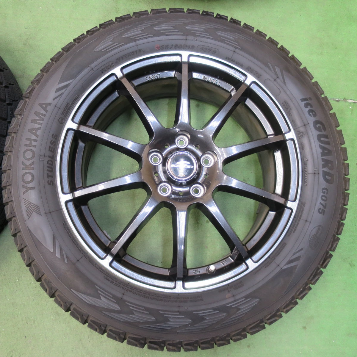 バリ溝！キレイ！9.5分★スタッドレス 235/60R18 ヨコハマ アイスガード G075 SCHNEIDER シュナイダー 18インチ PCD114.3/5H★5120908イス