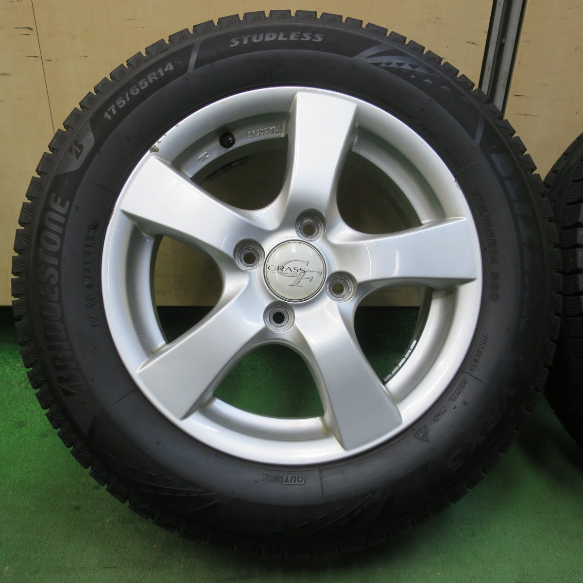 バリ溝！23年！9分★スタッドレス 175/65R14 ブリヂストン ブリザック VRX3 GRASS グラス 14インチ PCD100/4H★6011703イス