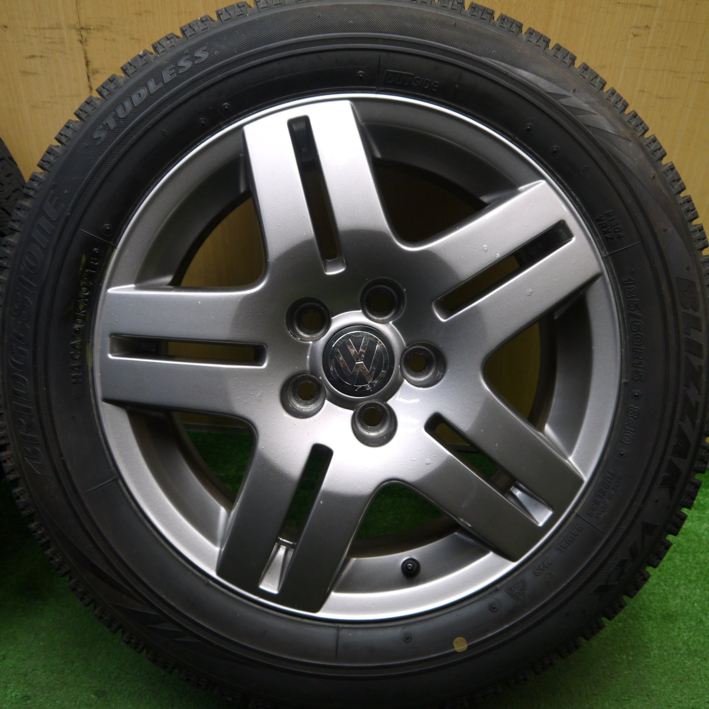 バリ溝！9分★ワーゲン ポロ 純正 185/60R15 スタッドレス ブリヂストン ブリザック VRX 15インチ PCD100/5H★5053006Hス