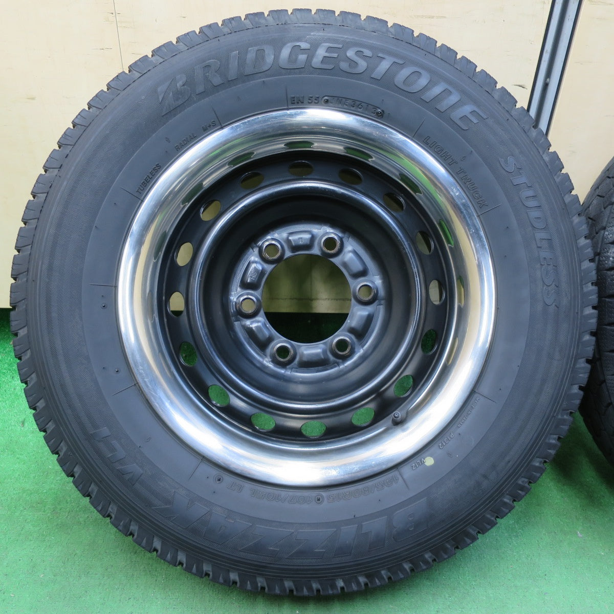 [送料無料] リムガード付き！バリ溝！キレイ！9分★トヨタ ハイエース 純正 スチール 195/80R15 107/105L スタッドレス ブリヂストン ブリザック VL1 PCD139.7/6H★4093010イス