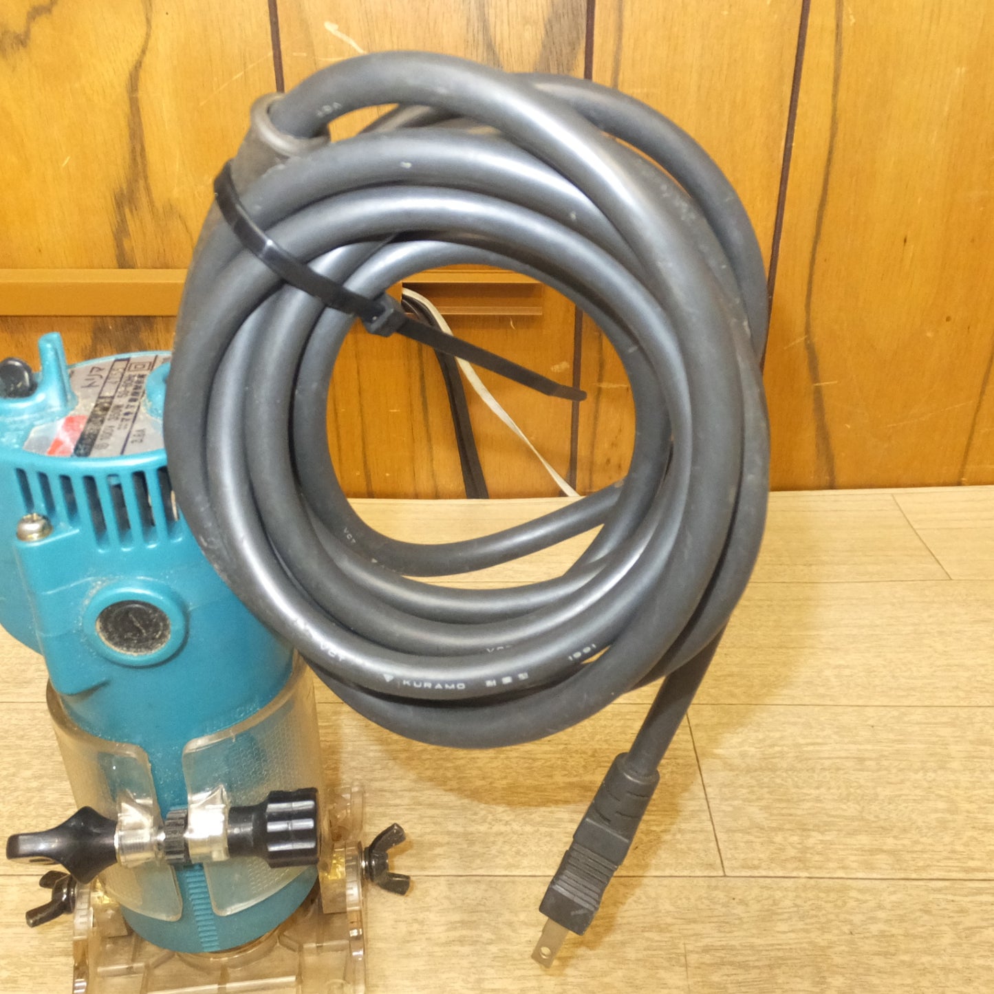 [送料無料] ★マキタ makita トリマ 3704　100V 350W 50-60Hz 3.8A 30000/min.★
