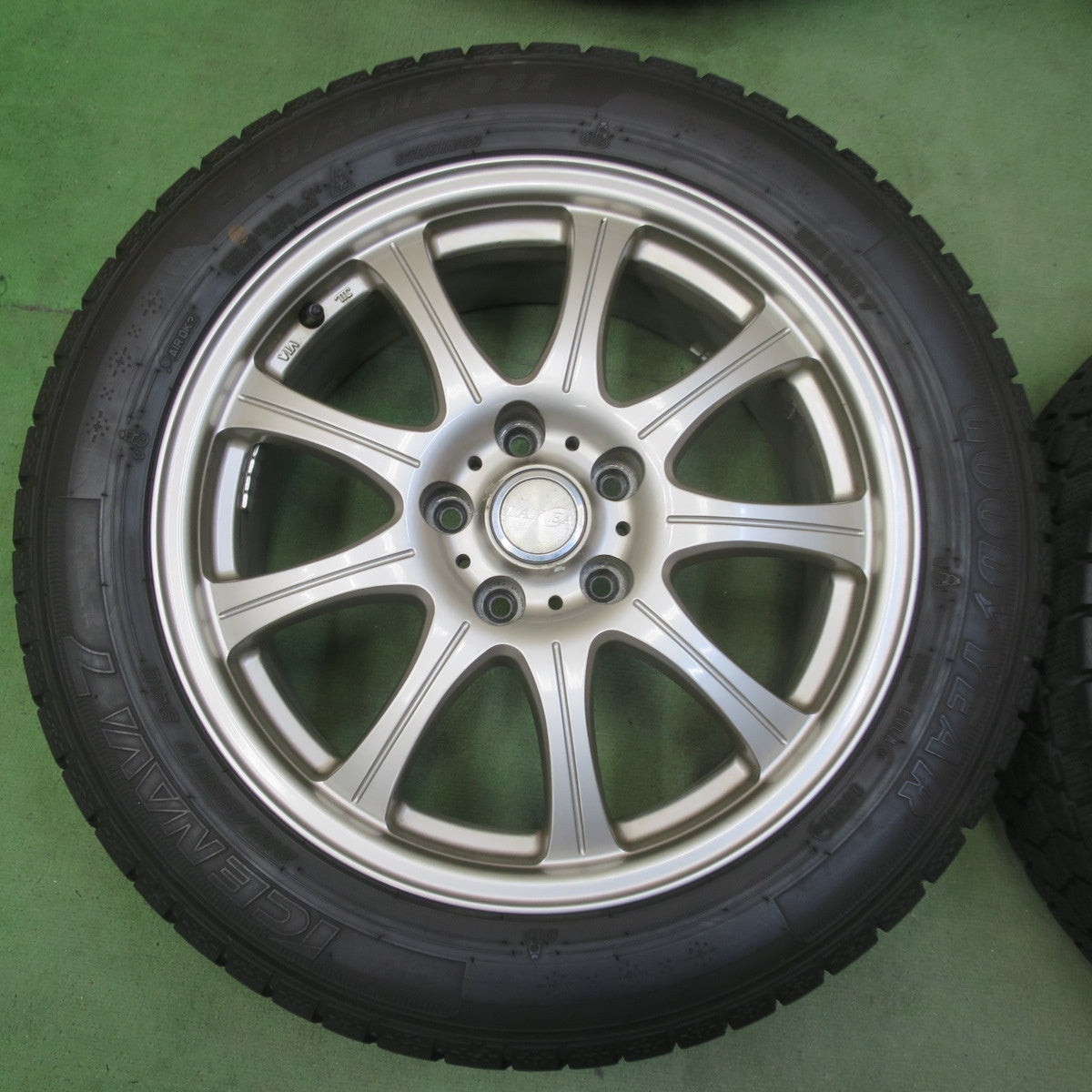 バリ溝！22年！9.5分◎スタッドレス 215/55R17 グッドイヤー アイスナビ7 LAYCEA レイシア 17インチ PCD114.3/5H◎6072205イス