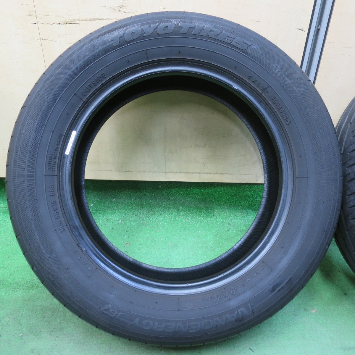 バリ溝！23年！8.5分★185/65R15 トーヨー ナノエナジー J67 タイヤ 15インチ アクア フリード デミオ 等★5062202イノタ