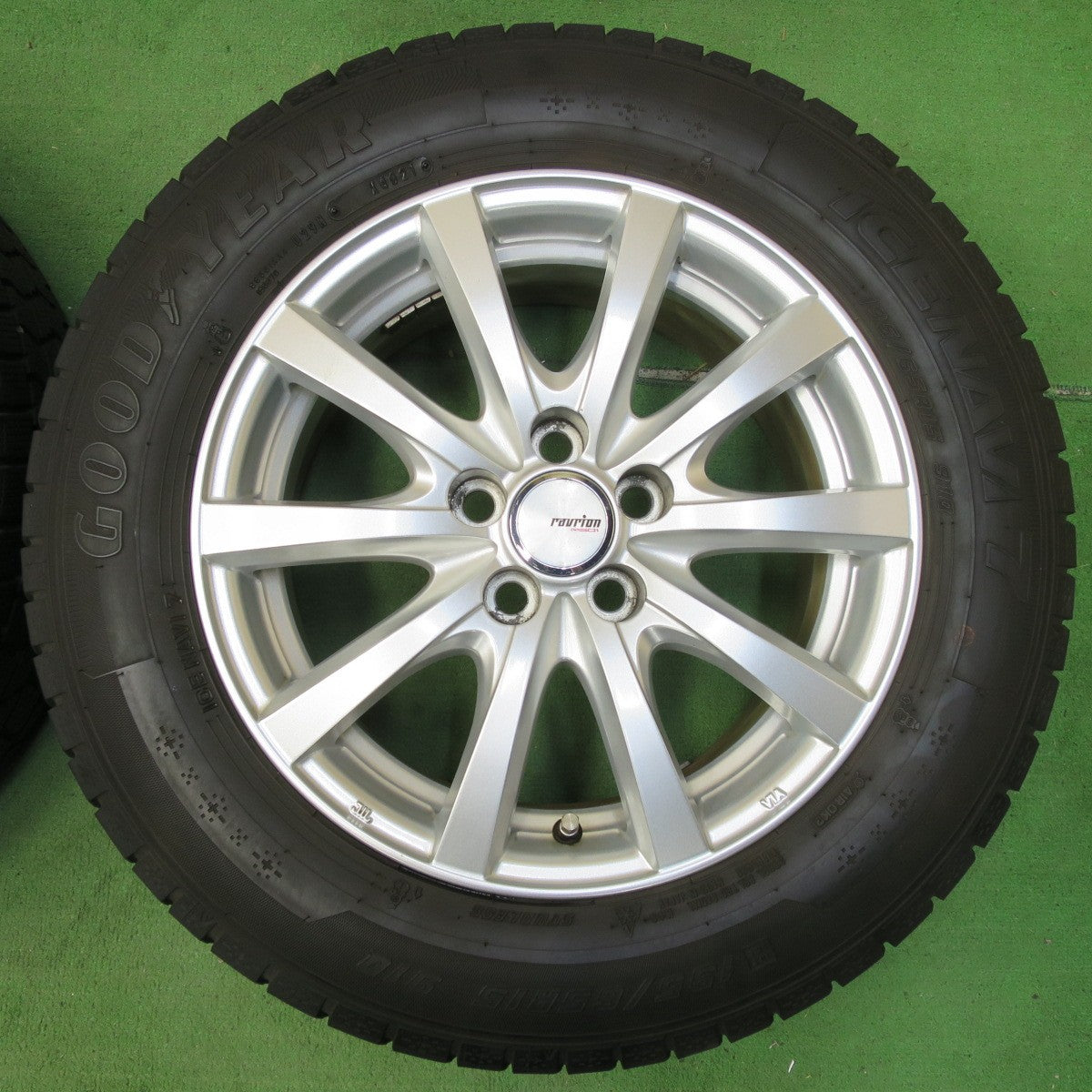 [送料無料] キレイ！21年★プリウス 等 195/65R15 スタッドレス グッドイヤー アイスナビ7 ravrion RS01 ラブリオン 15インチ PCD100/5H★4103109イス
