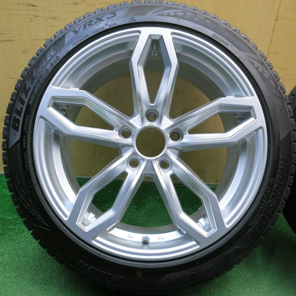 バリ溝！22年！キレイ！9.5分★BMW 等 AGA Welt 225/45R18 スタッドレス ブリヂストン ブリザック VRX3 18インチ PCD120/5H★6020511HAス