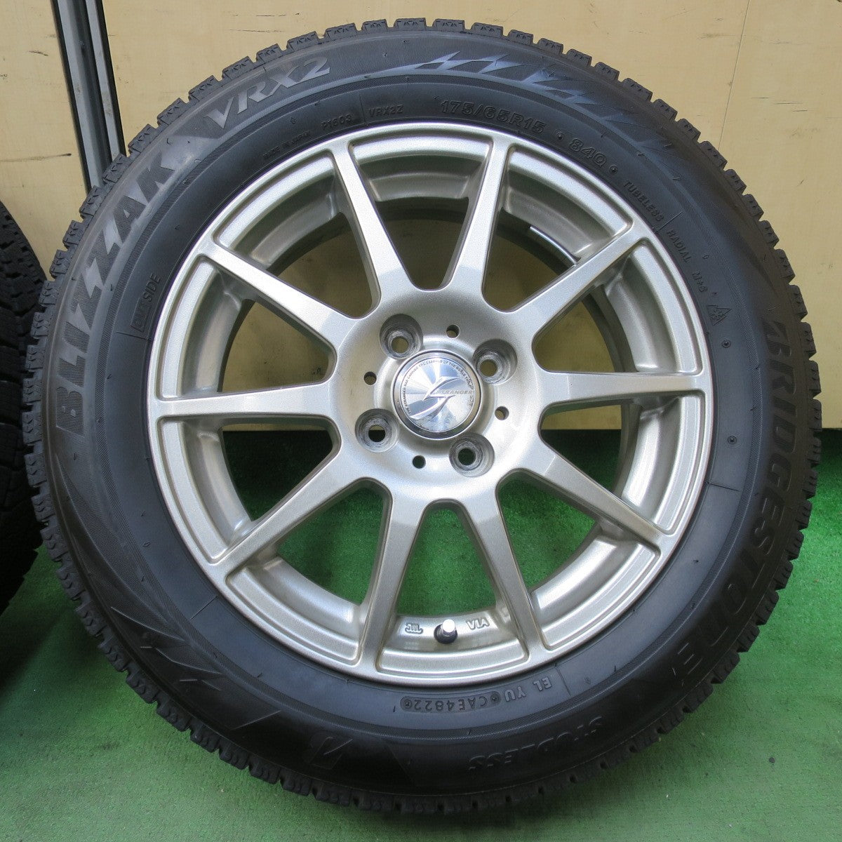 バリ溝！22年！8.5分★スタッドレス 175/65R15 ブリヂストン ブリザック VRX2 STRANGER ストレンジャー 15インチ PCD100/4H★5102409イス