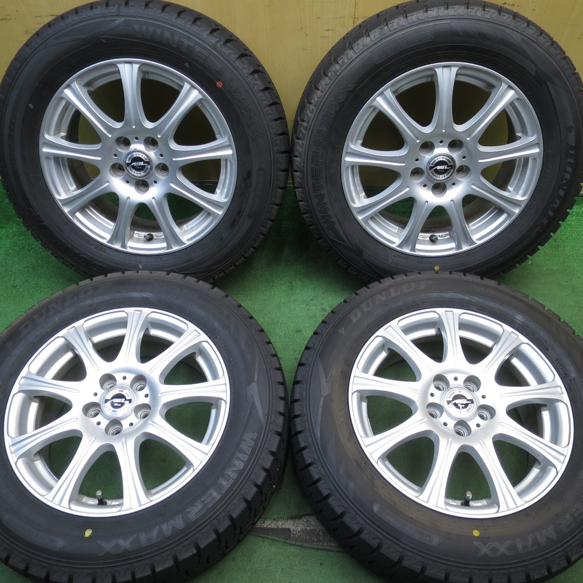 バリ溝！24年！キレイ！ほぼ10分★プリウス 等 195/65R15 スタッドレス ダンロップ ウインターマックス WM02 AXEL Three アクセル 15インチ PCD100/5H★5081107NJス