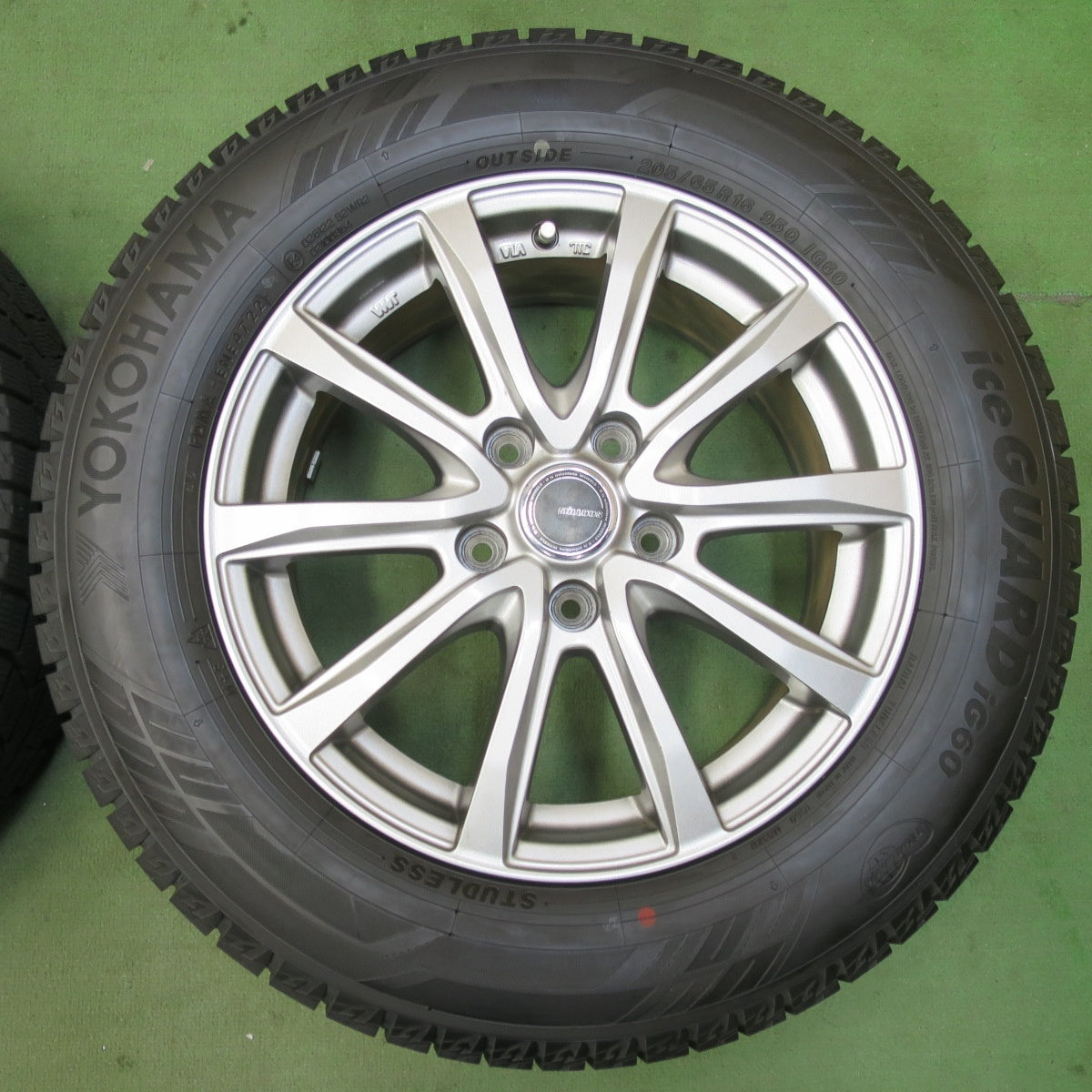 バリ溝！22年！キレイ！9.5分★スタッドレス 205/65R16 ヨコハマ アイスガード iG60 MiLLOUS ミルアス 16インチ PCD114.3/5H★5112903イス