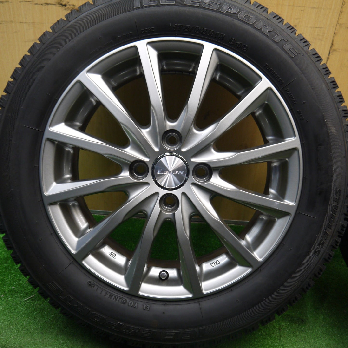 バリ溝！キレイ！ほぼ10分★スタッドレス 175/65R15 アイスエスポルテ LEBEN レーベン 15インチ PCD100/4H★5041106Hス